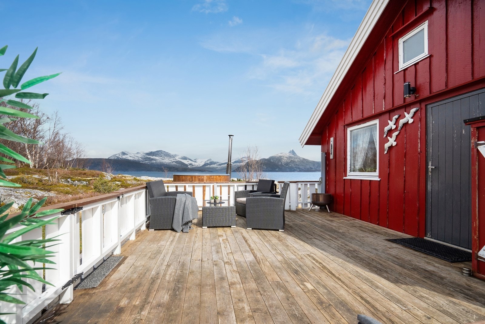 Terrassen ved inngangspartiet har god plass til hagemøbler. Galleribilde