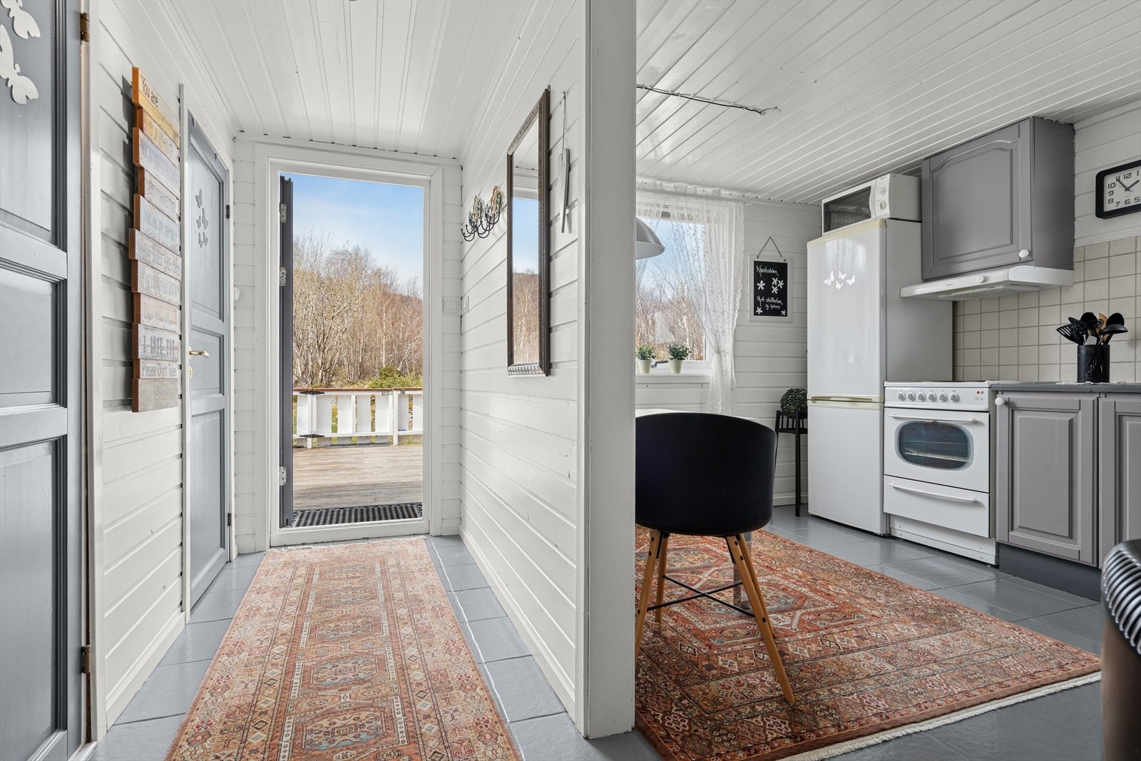 I første etasje finner du kjøkken, baderom og en innvendig bod. Galleribilde