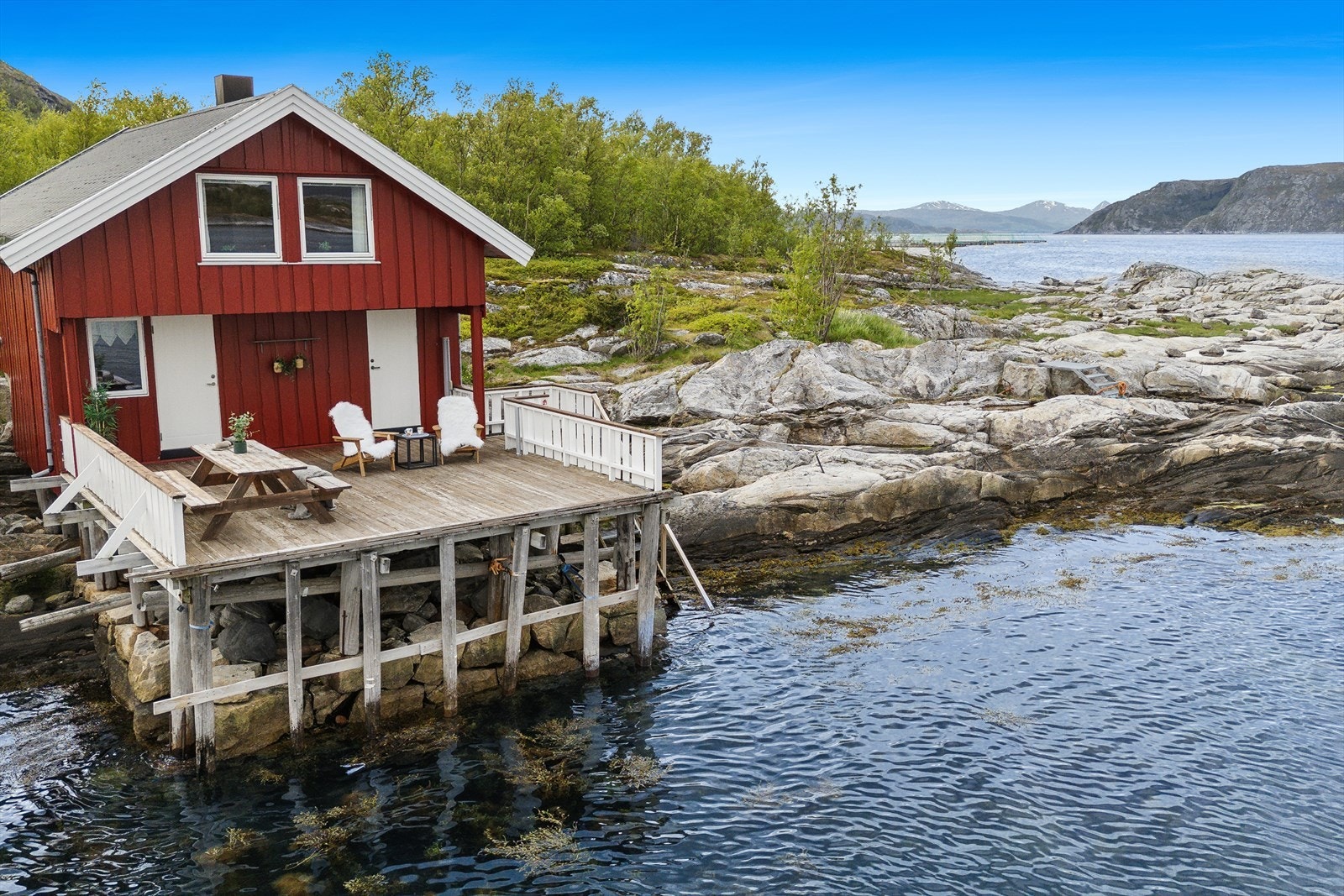 Fritidsbolig med unik og naturskjønn beliggenhet helt nede i vannkanten på vakre Kjerringøy. Galleribilde
