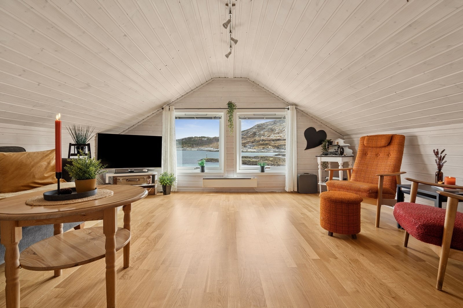 Det er trappeadkomst til andre etasje. Her finner du en stue med store vindusflater som slipper inn godt med naturlig lys og gir deg tilgang til en naturskjønn utsikt. Galleribilde