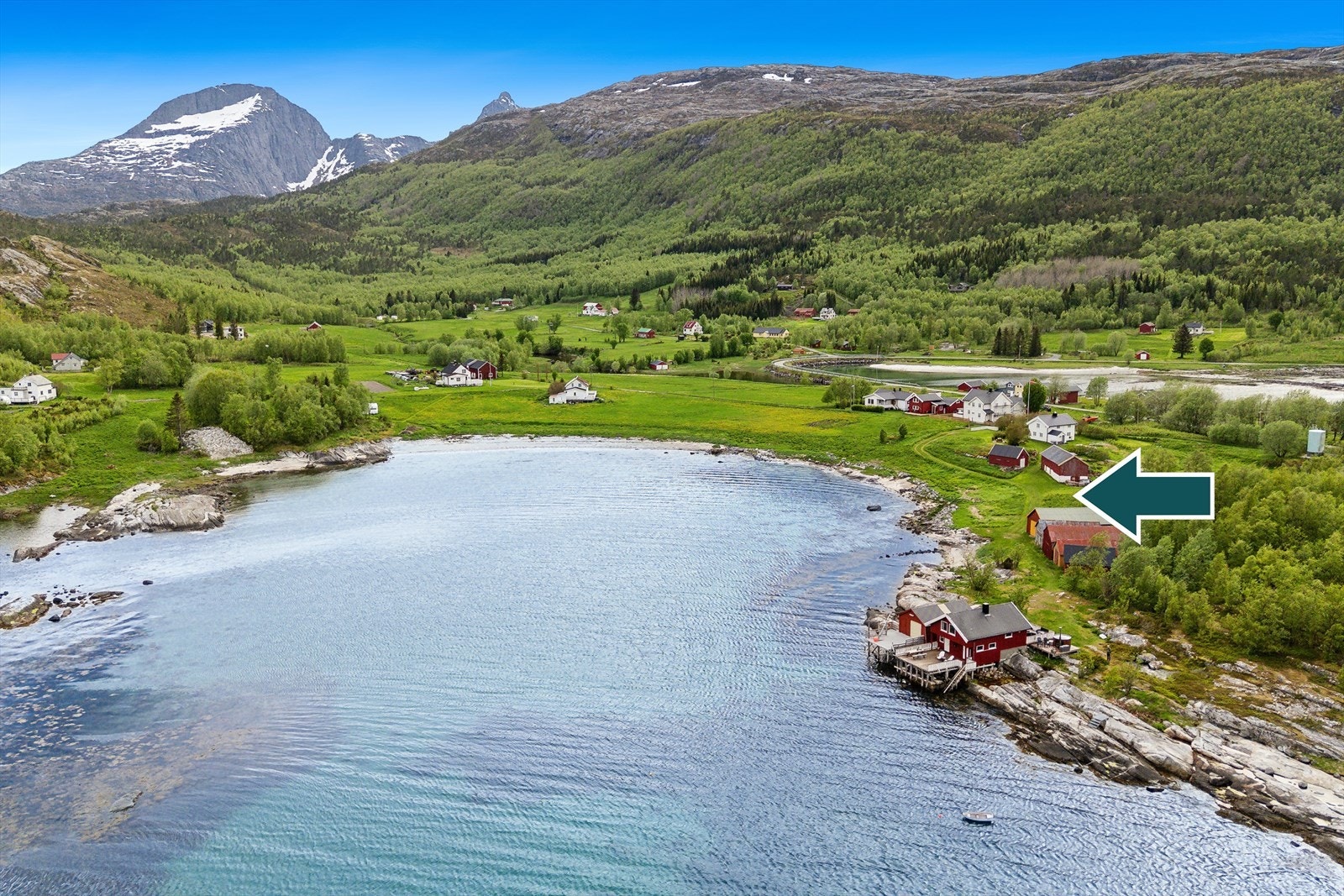 Dronefoto av eiendommen og nærområdet. Fast parkering til hytten ved pil. Galleribilde