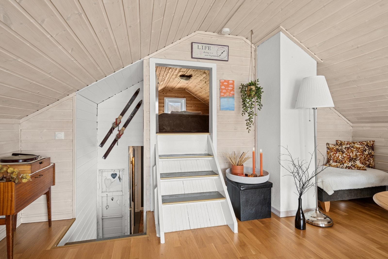 Fra stuen er det videre trappeadkomst til et innredet rom. Galleribilde