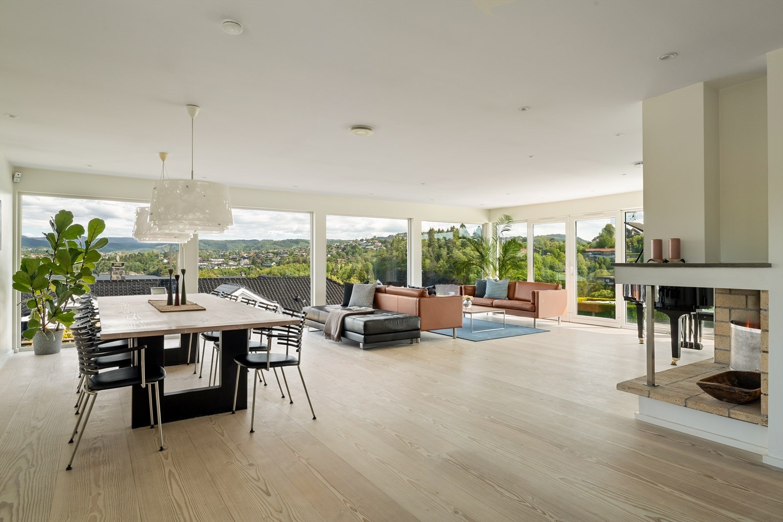 Stuen er svært romslig og lys med uendelig utsikt i de fleste retninger. Legg merke til at det er gulv-til-tak-vinduer på hele kortsiden mot øst og sør. Galleribilde