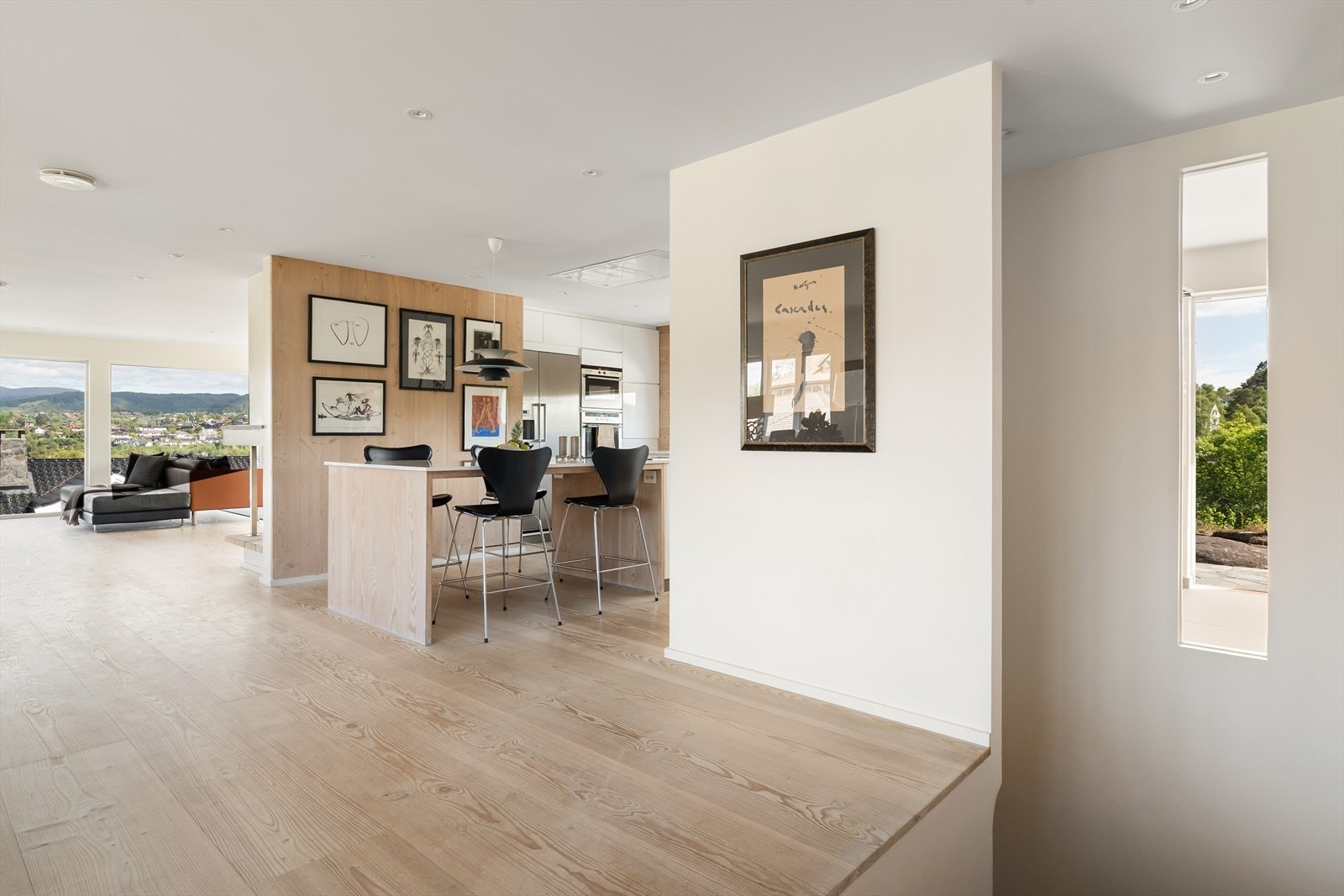 Det er gjennomgående llagt et lekkert Dinesen-Gulv Galleribilde