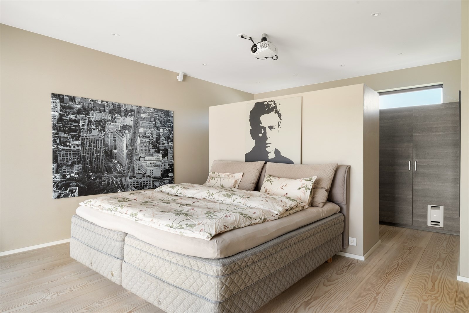 Walk-around garderobe bak sengen. Galleribilde