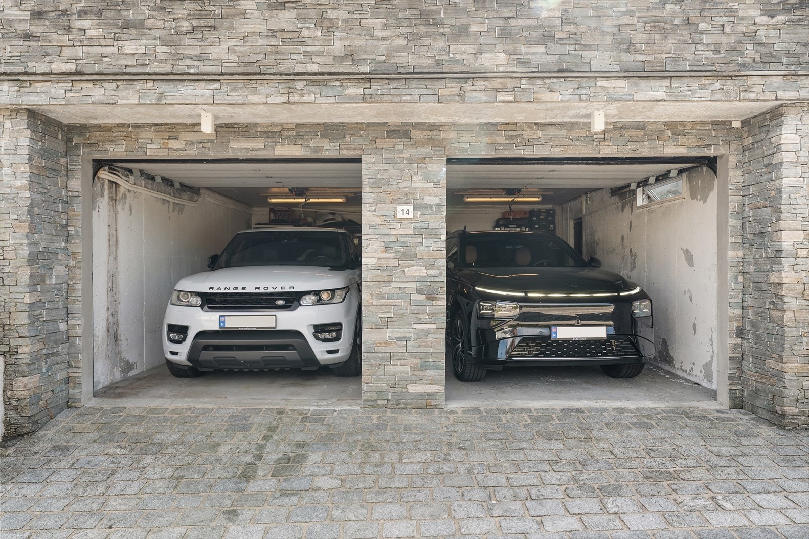 Dobbel garasje med automatiske porter, downlights og brostein-belagt inn- / utkjøring. Galleribilde