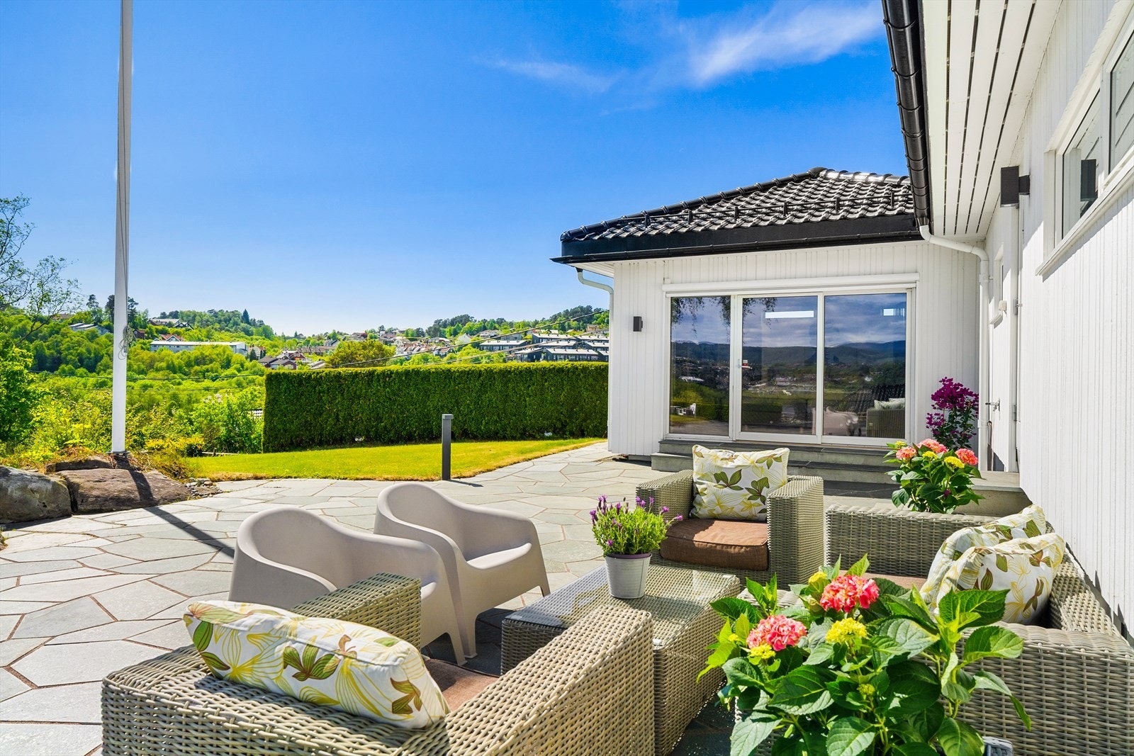 Her er prioritert i alt 4 utganger til bakkeplan, uansett hvilken etasje du er i - går du ut i bakkeplan via store skyvedører. Galleribilde