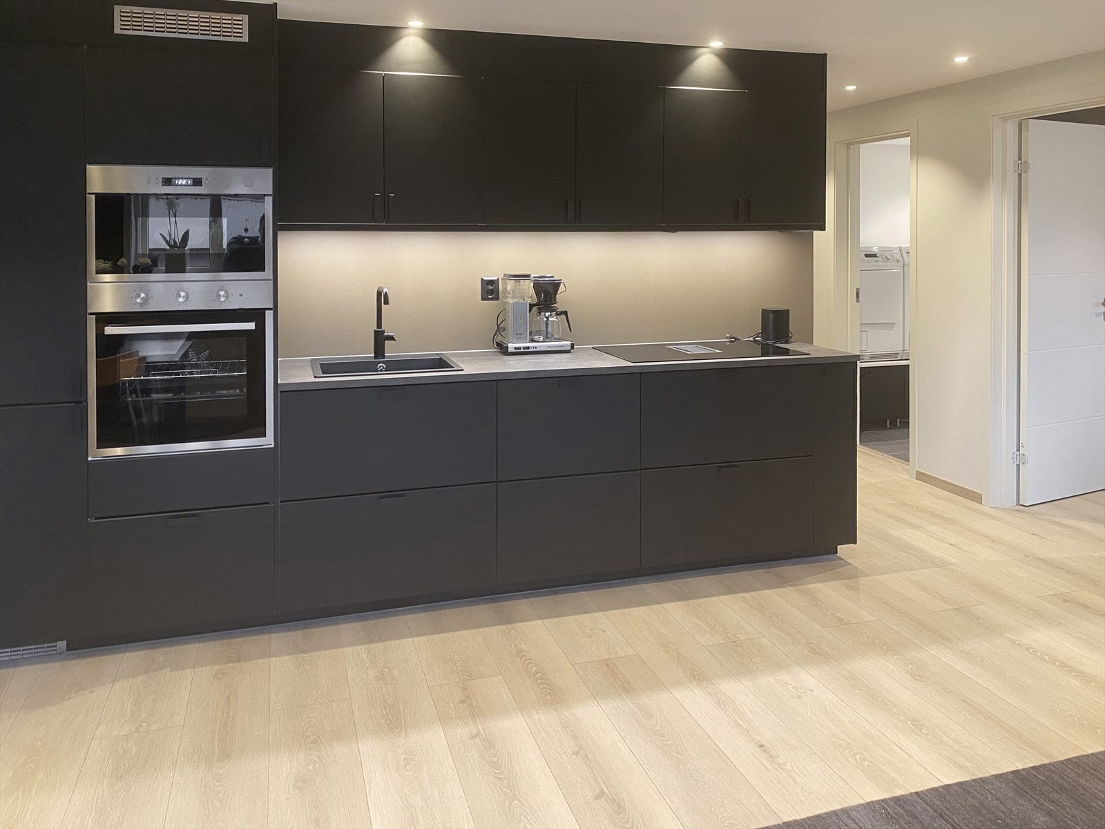 Pent kjøkken med integrerte hvitevarer Galleribilde