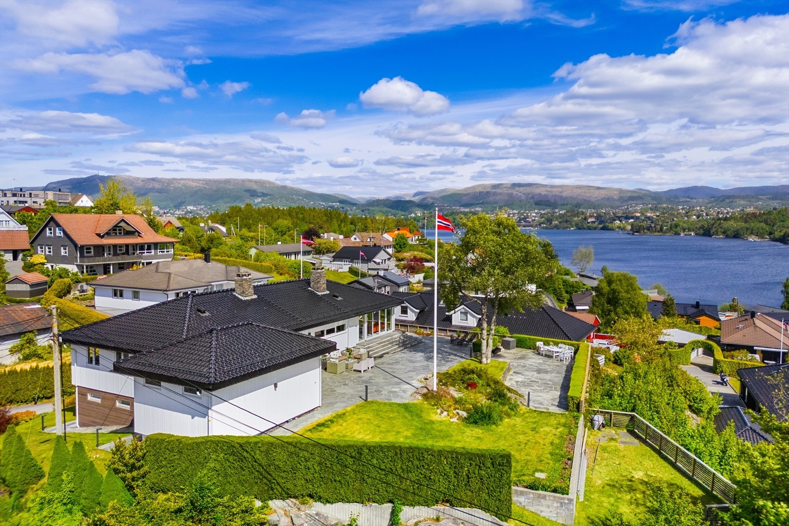 Eiendommen har en meget attraktiv beliggenhet midtstilt på et flatt høydedrag i et barnevennlig boligområde i Søvik. Galleribilde