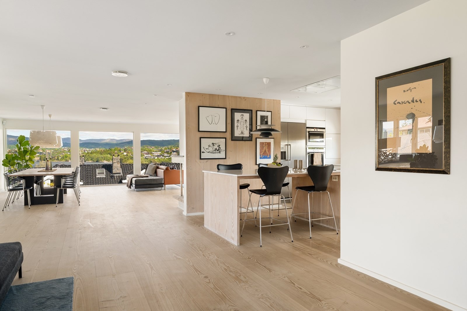 Legg merke til at det er videre brukt Dinesen-konsepter i både vegger på kjøkkenet, samt understell på kjøkkenøy og spisebord. Galleribilde