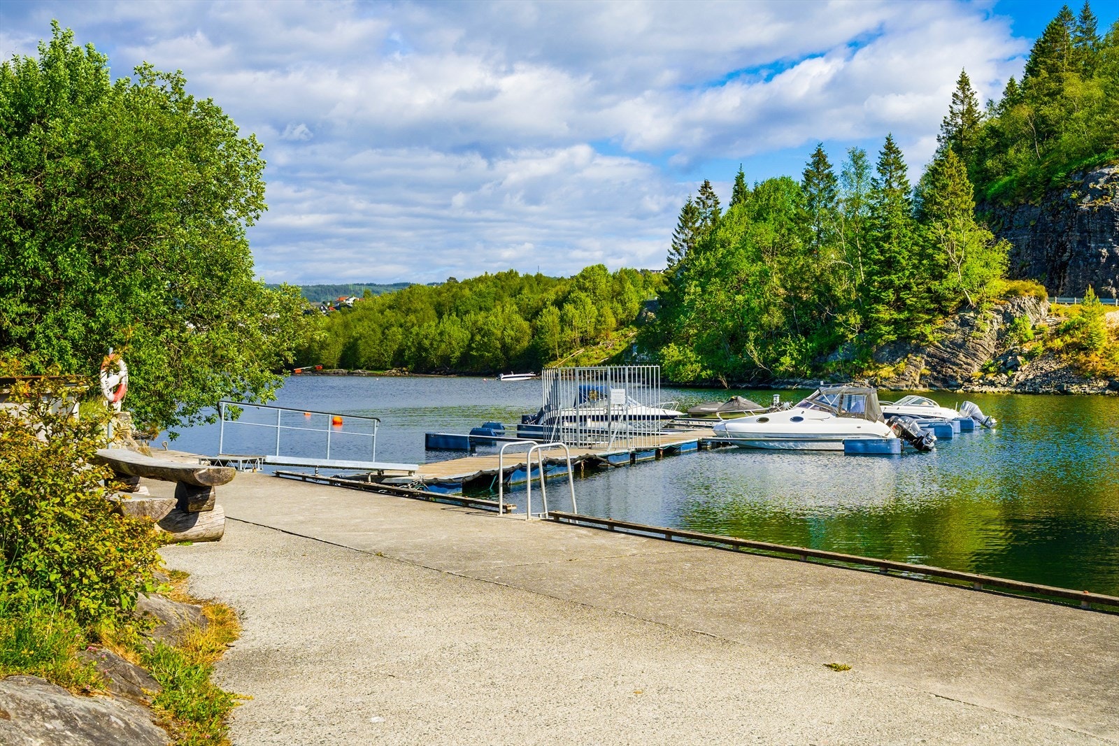 Det følger båtplass på Nordåsvannet i eget godkjent bryggeanlegg - kun 2 min gange fra boligen. Galleribilde
