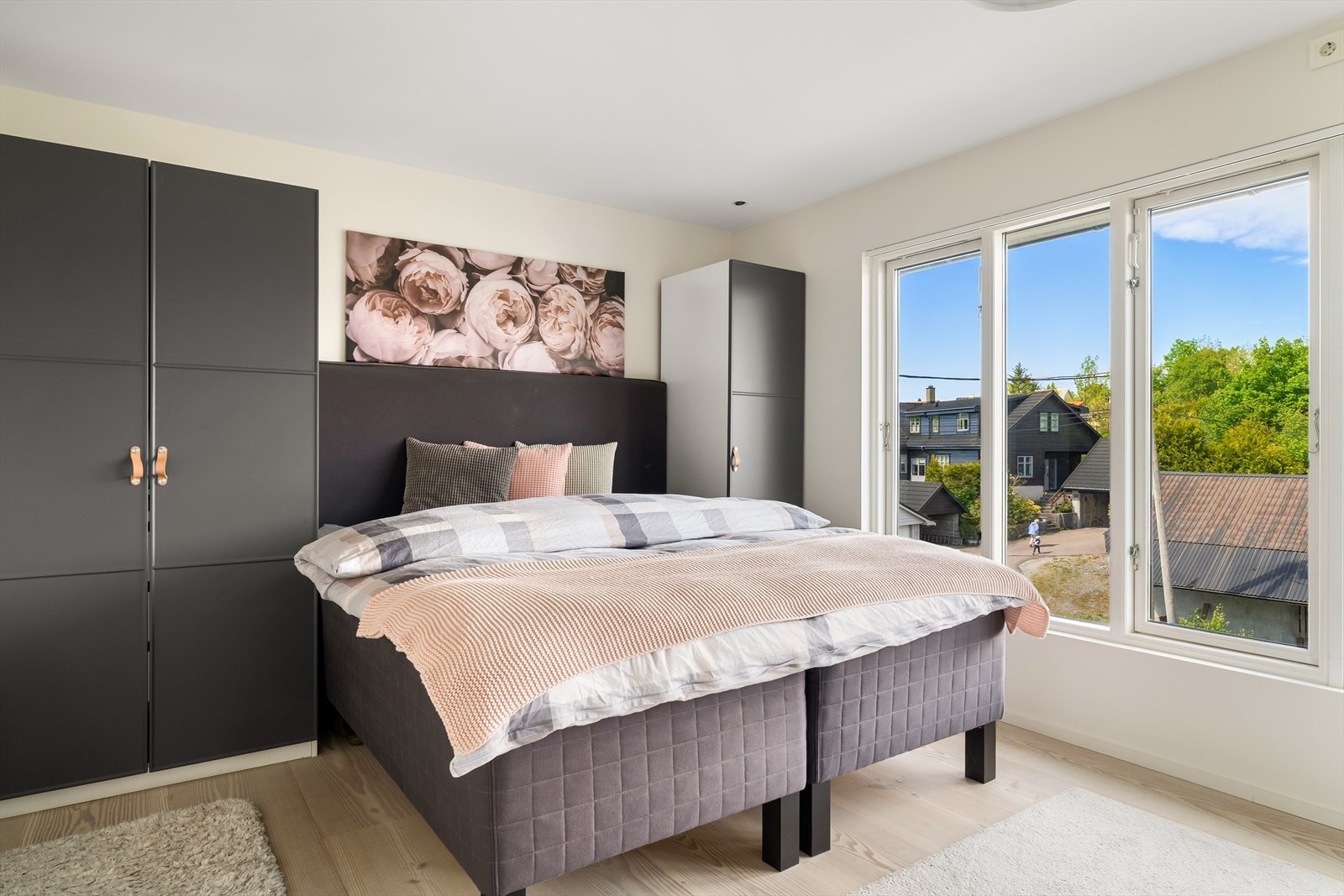 De resterende soverommene er av god størrelse. Begge med gode vindusfelter og masse lys Galleribilde