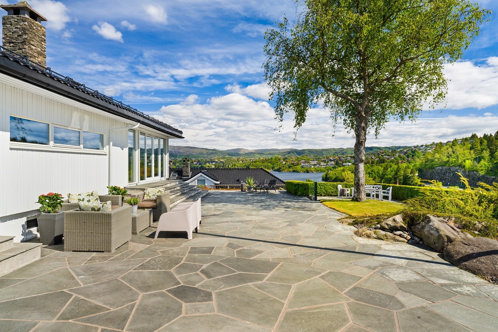 Uteplass bak huset er skjermet for innsyn, og frittliggende med plass til ulike aktiviteter Galleribilde