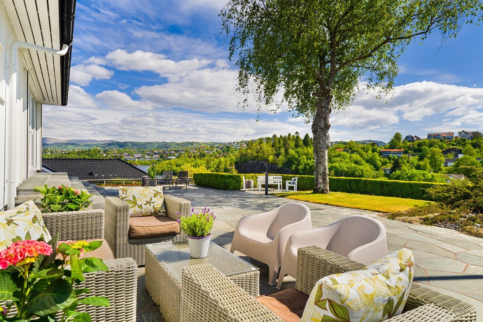 Her nyter du tilrettelagte, praktiske areal, ute som inne, med panoramautsikt og sol fra morgen til kveld. Galleribilde