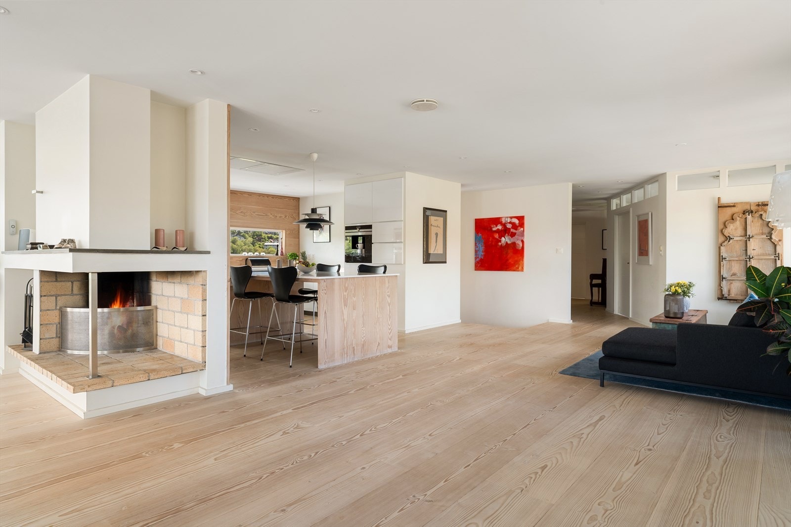 Den åpne stue- og kjøkkenløsningen er både praktisk og sosial. Galleribilde