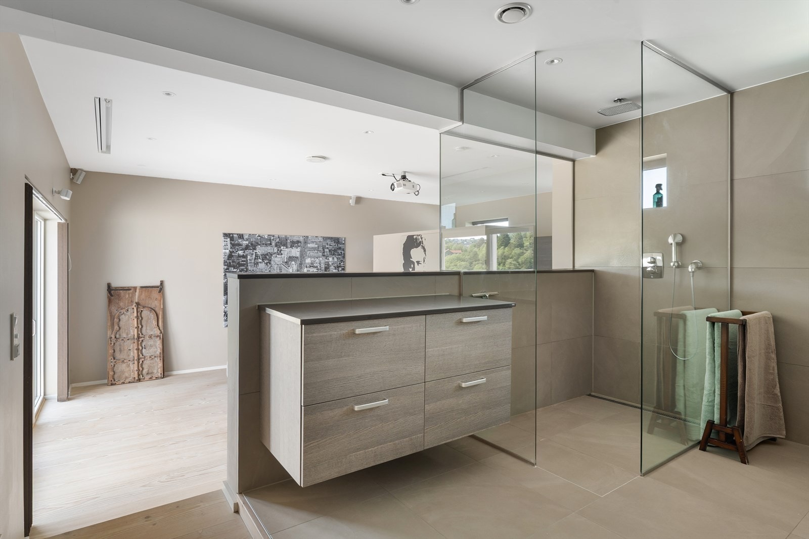 Master bedroom er utformet som en suite, med åpen løsning, romslig walk-around garderobe og skyvedør rett ut mot skjermet skiferplatting. Galleribilde