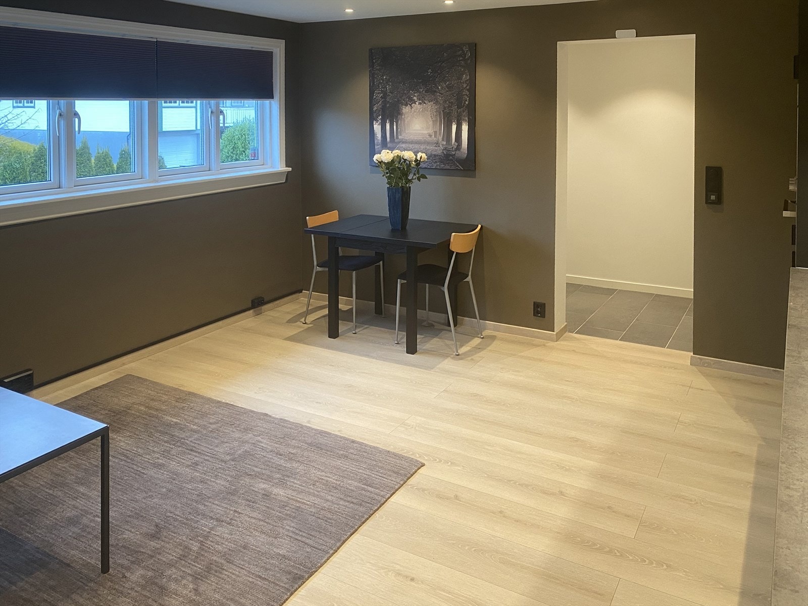 Leiligheten er på 52 kvm med fullt kjøkken, romslig soverom og eget vaskerom / bod med lagring. Galleribilde