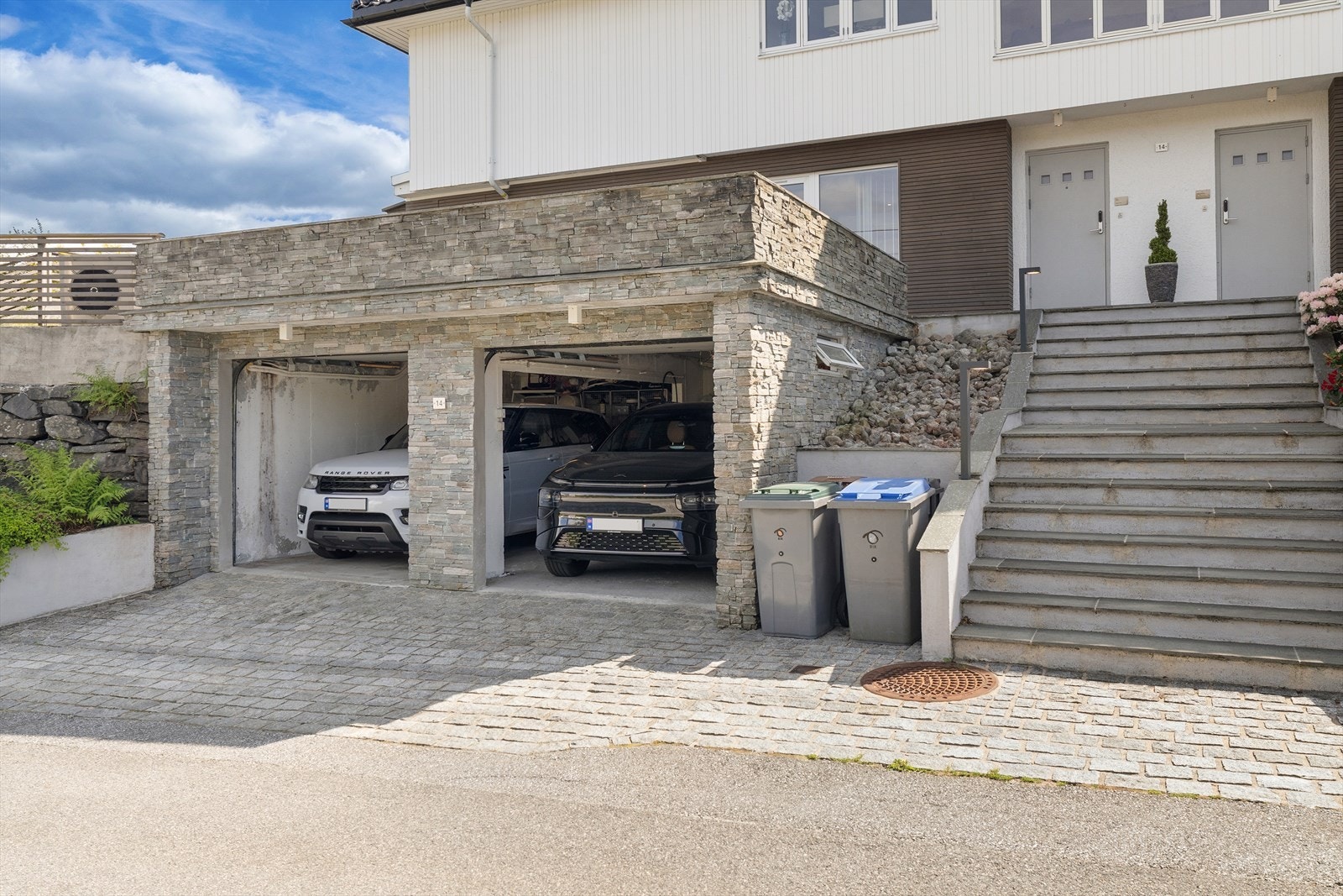 Parkering i dobbelgarasje. Galleribilde