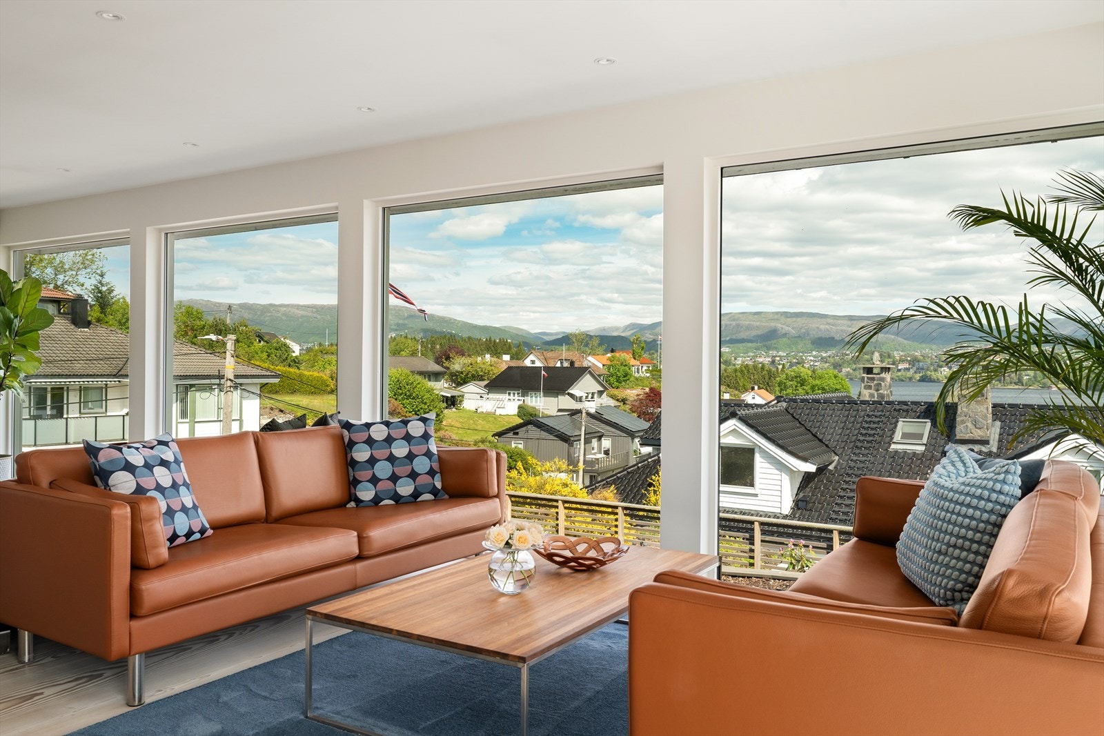 Det er utvendig automatisk solskjerming styrt via fjernkontroll Galleribilde