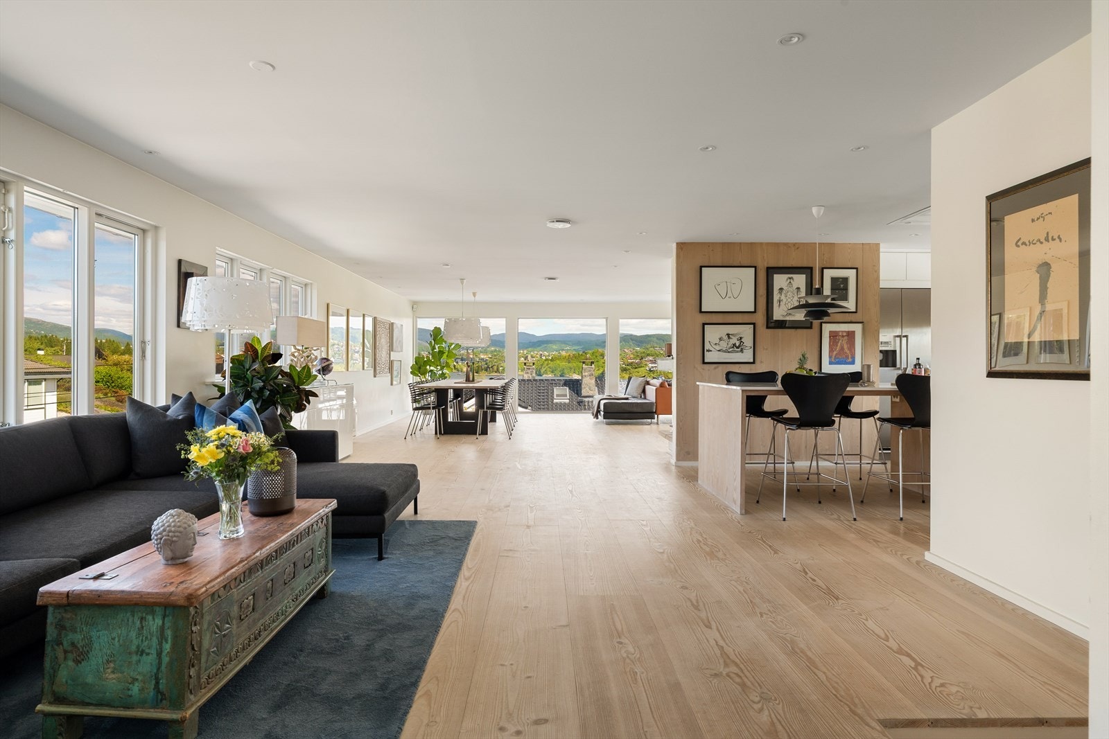 Du blir umiddelbart trukket mot store vindusflater som slipper inne rikelig med naturlig lys samt den praktfulle utsikten mot flere himmelretninger Galleribilde