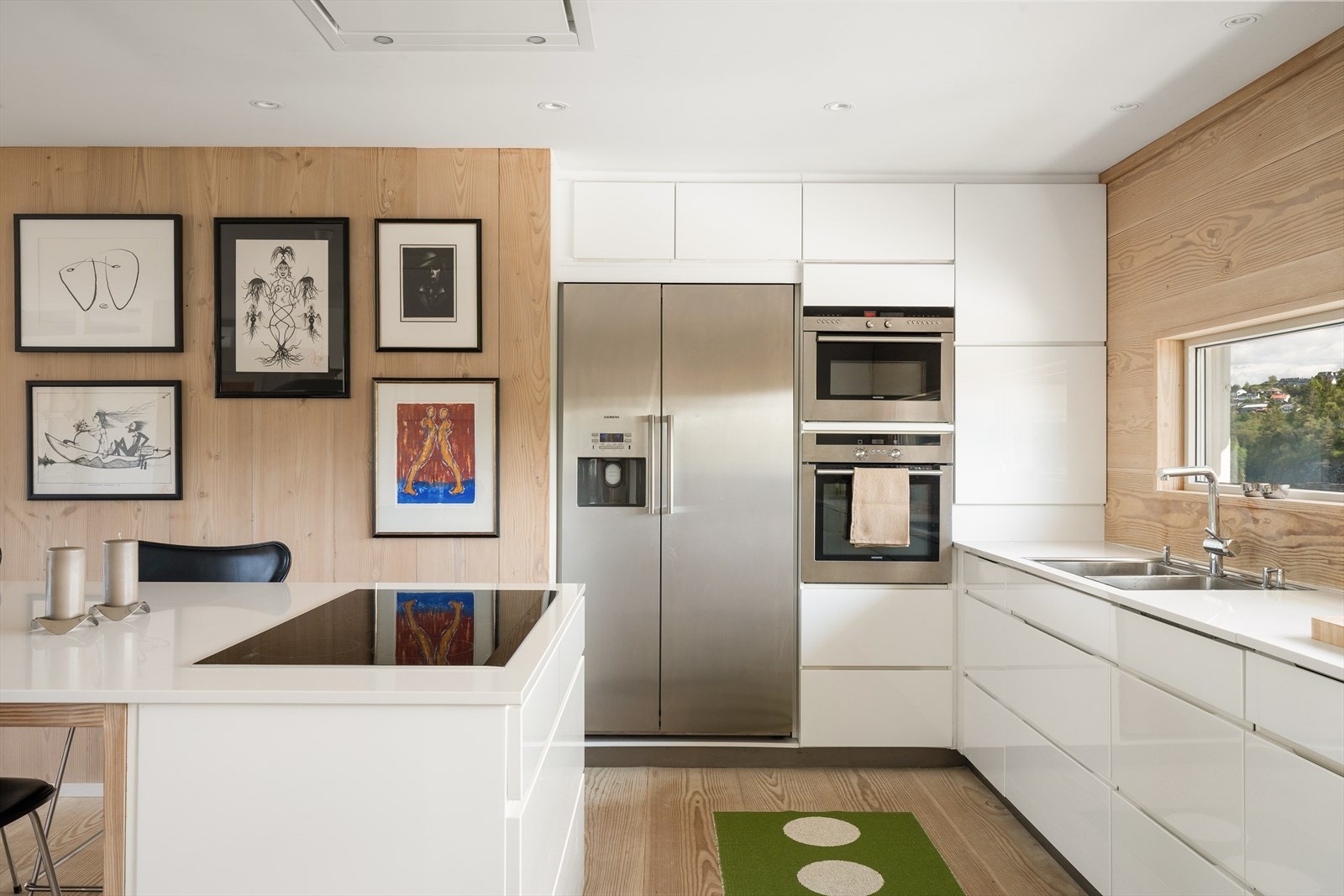 Av integrerte hvitevarer følger oppvaskmaskin, fryseskap, stekeovn, mikrobølgeov, kaffemaskin og induksjonstopp. Galleribilde