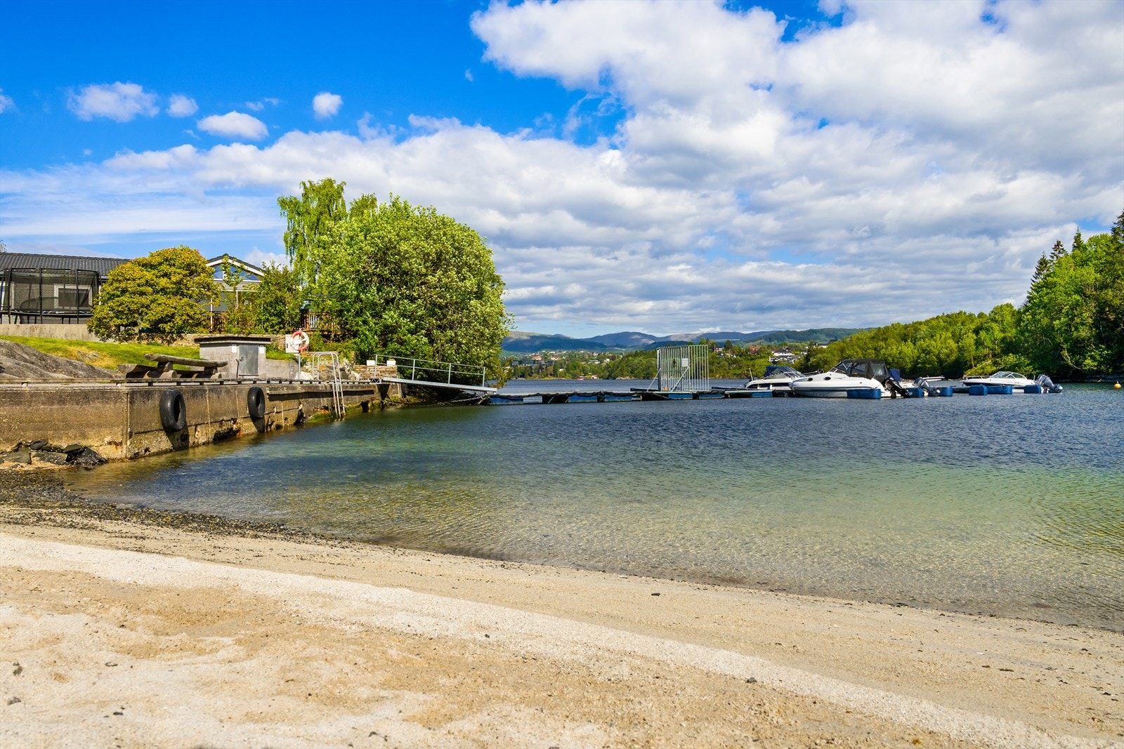 Her kan du leve det gode liv med kort avstand til koselig sandstrand. Galleribilde