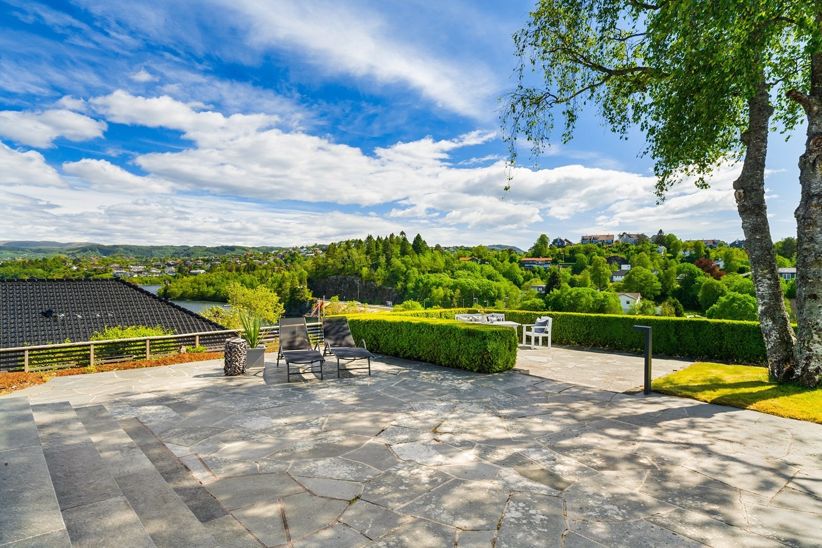 Uansett hvilken etasje du er i så går du ut i bakkeplan via store skyvedører. Galleribilde