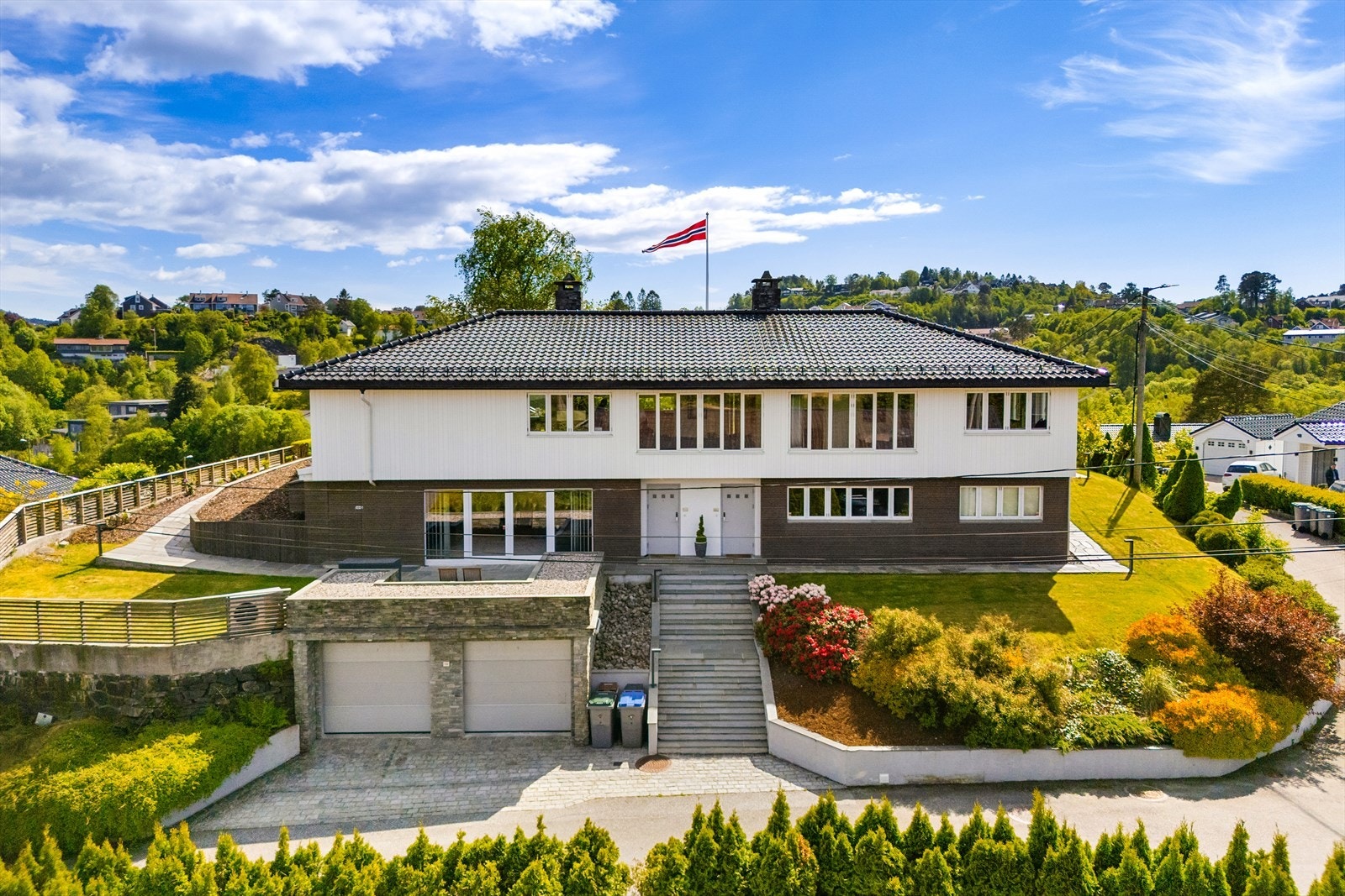 Det er valgt spoter i takkiste, over garasje og over inngangsparti. Huset er oppgradert og ombygget i 2016 med nye og eksklusive kvaliteter innendørs og utendørs Galleribilde