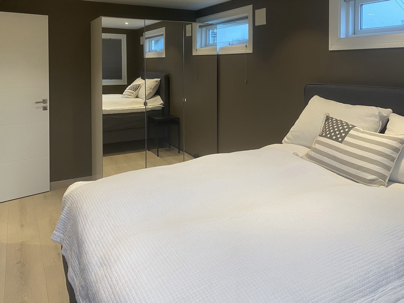 Romslig soverom med garderobeskap Galleribilde