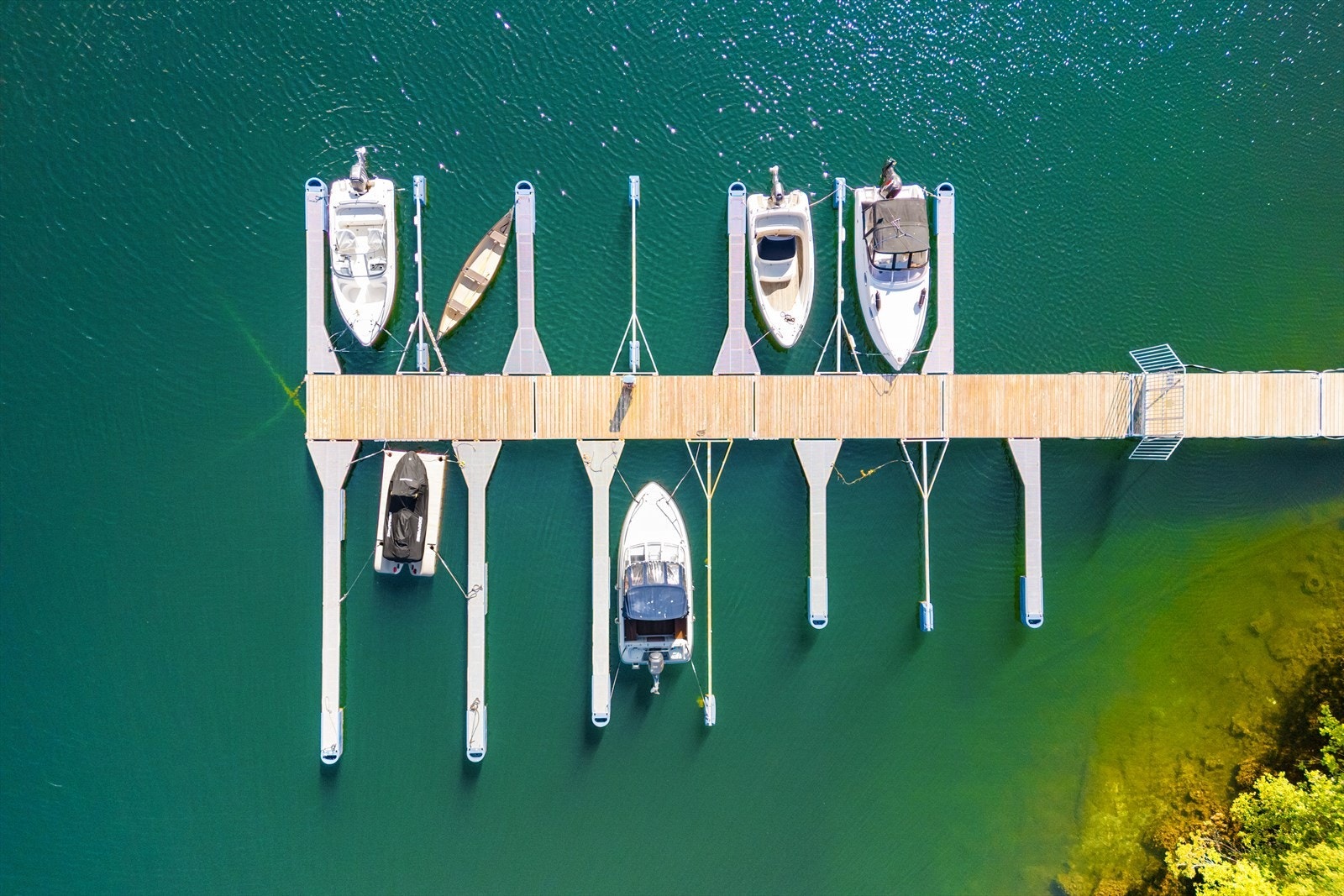 Båtplassene har låsbart flytebryggeanlegg med strøm og vann. Båtplass tilpasses båtstørrelse i lun og skjermet del av Nordåsvannet. Galleribilde