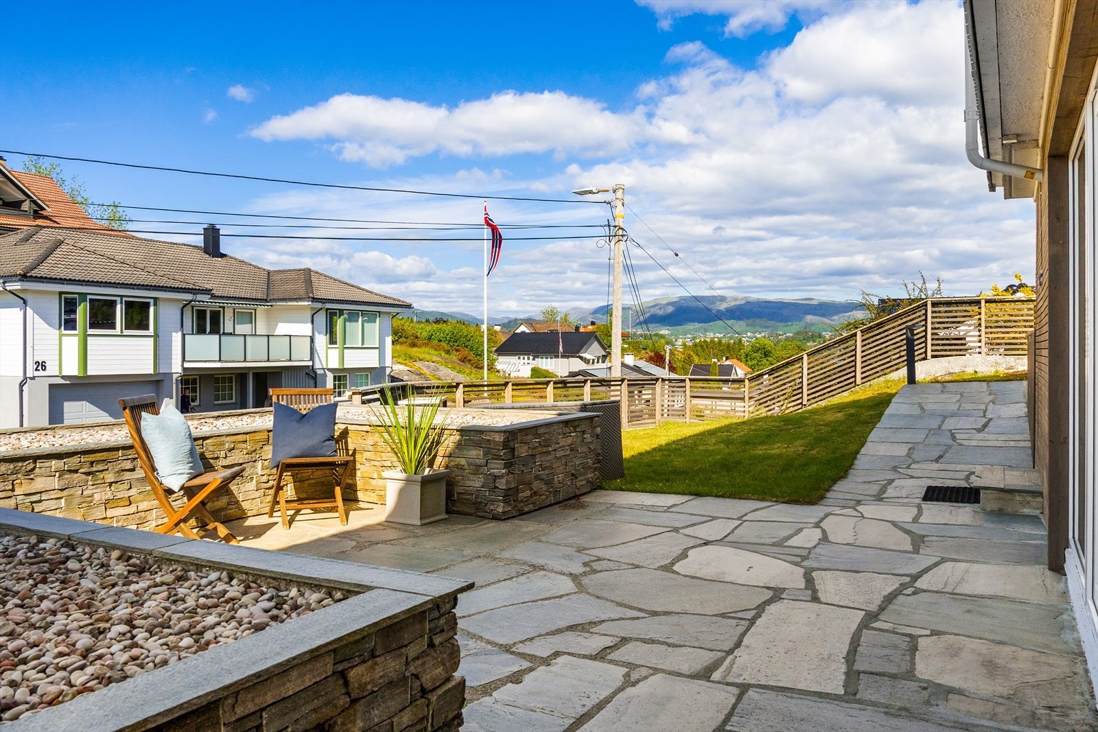 Skiferlagte gangveier fra foran til bak huset, på begge sider. Galleribilde