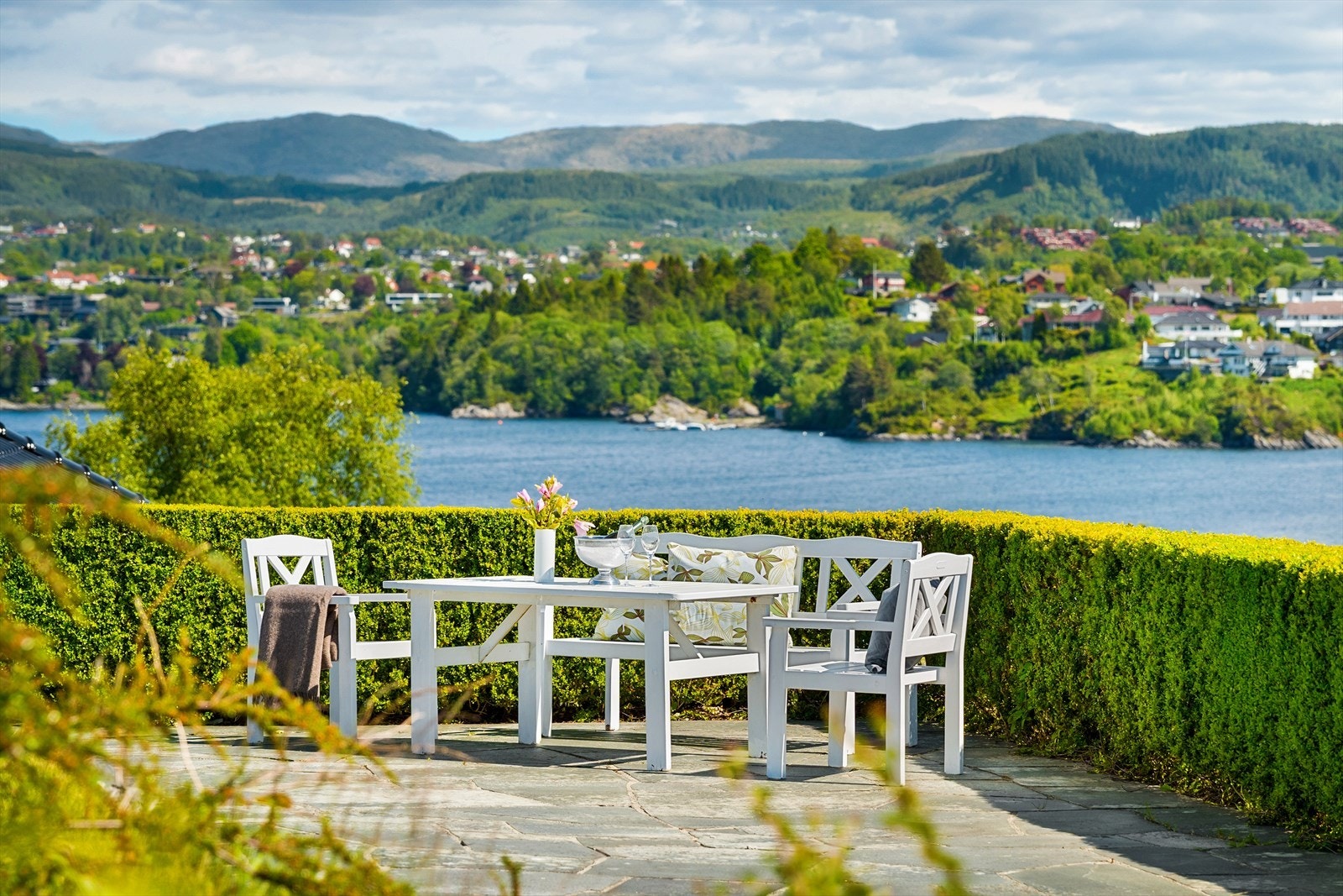 Fra eiendommen ser du Ulriken i nord-øst, og Smøråsfjellet i front, ellers nyter du Nordåsvannet mot Skjoldabukten og Nordås, Marmorøyene og Troldhaugen for å nevne noe. Galleribilde