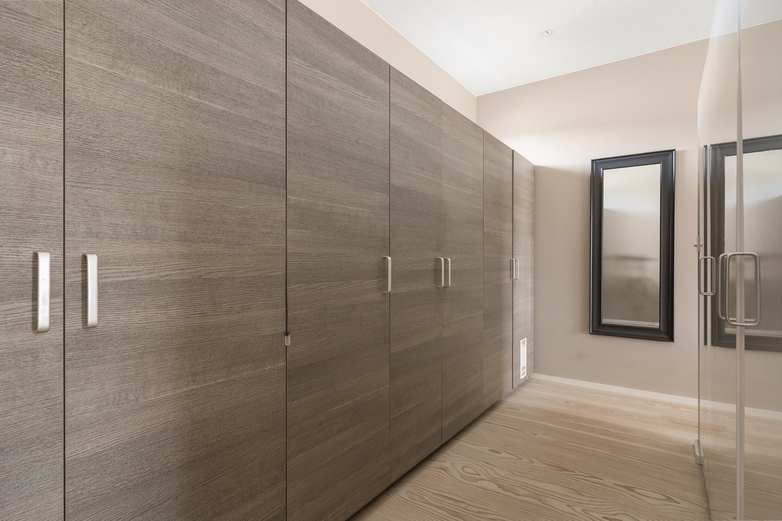 Nyt lukusen av denne romslig walk-around garderoben med god plass for klær og sko Galleribilde