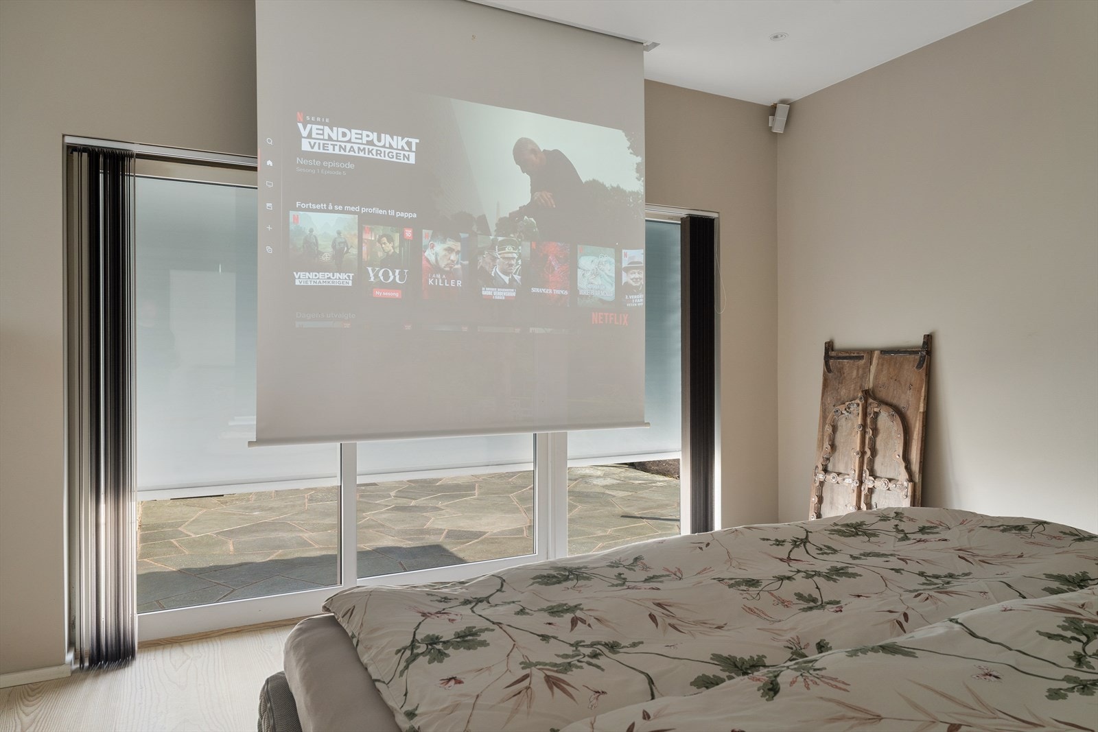 Hotellpute i ryggen, kaffe på sengen og en god serie? Her følger projektor med lerret innfelt i tak og surround-anlegg. Galleribilde