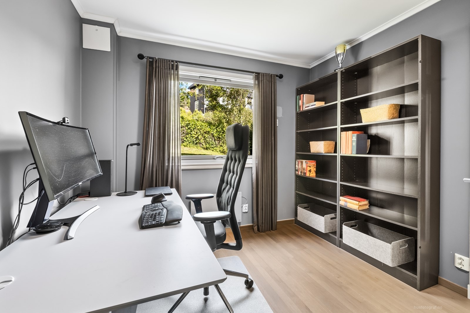 Soverom/kontor med parkett på gulv. Galleribilde