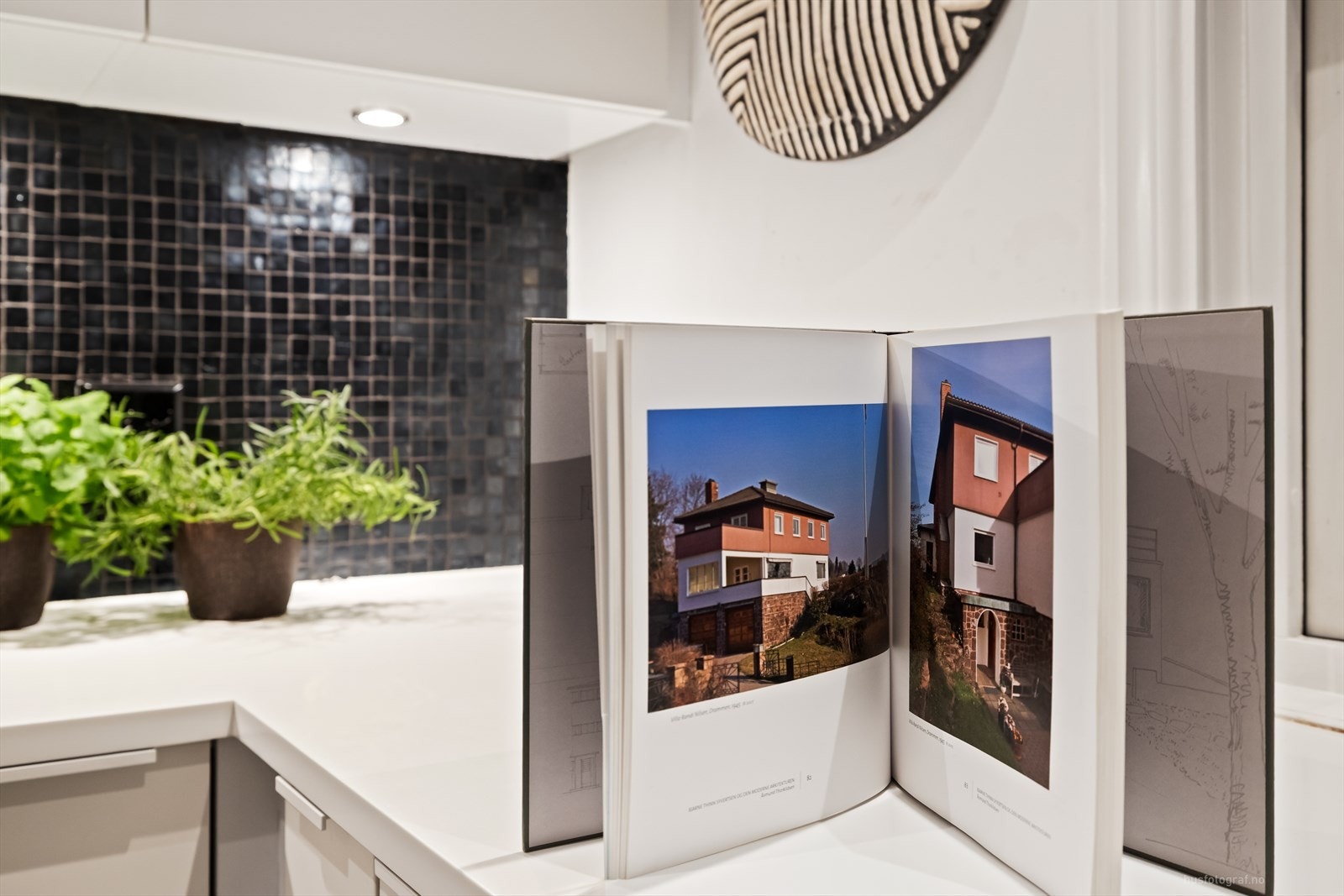 "Villa Randi Nilsen" er omtalt i boken "Bjarne Thinn Syvertsen og den moderne arkitekturen" som omhandler den kjente arkitekten bak tegningen av huset. Galleribilde