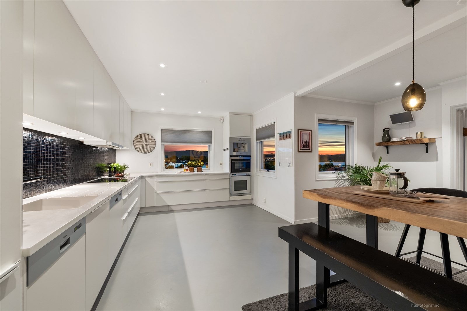 Integrert utstyr inkluderer to oppvaskmaskiner fra Gaggenau, to kombiskap fra Miele, bred induksjonstopp og dampovn fra Siemens, samt stekeovn, avtrekksvifte og kaffemaskin fra Gaggenau. Galleribilde