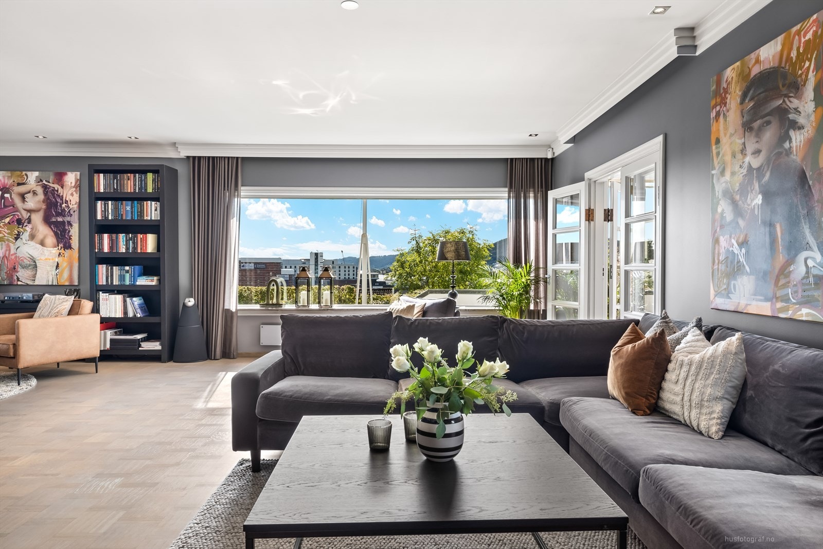 Store vindusflater sikrer godt, naturlig lys. Galleribilde