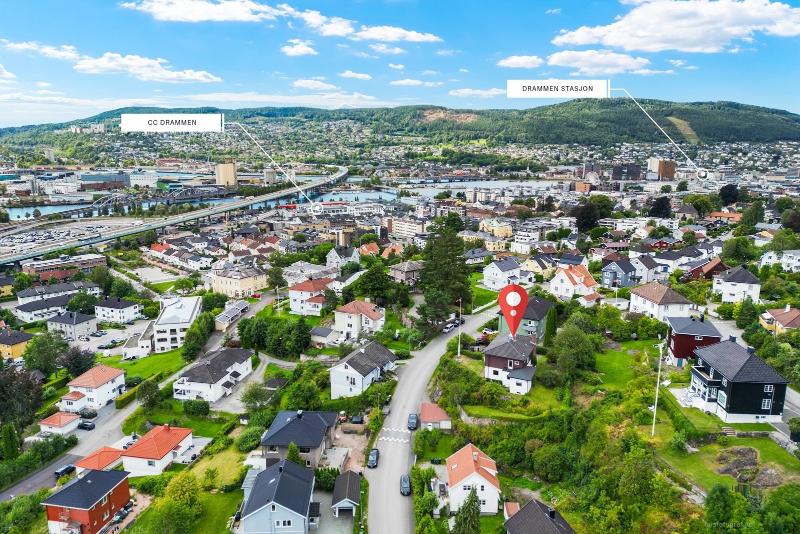 Villaen ligger i et rolig og tilbaketrukket bomiljø, likevel med kort vei til alt Drammen har å by på - butikker, restauranter, kulturtilbud, elvepromenaden og kollektivtransport. Galleribilde