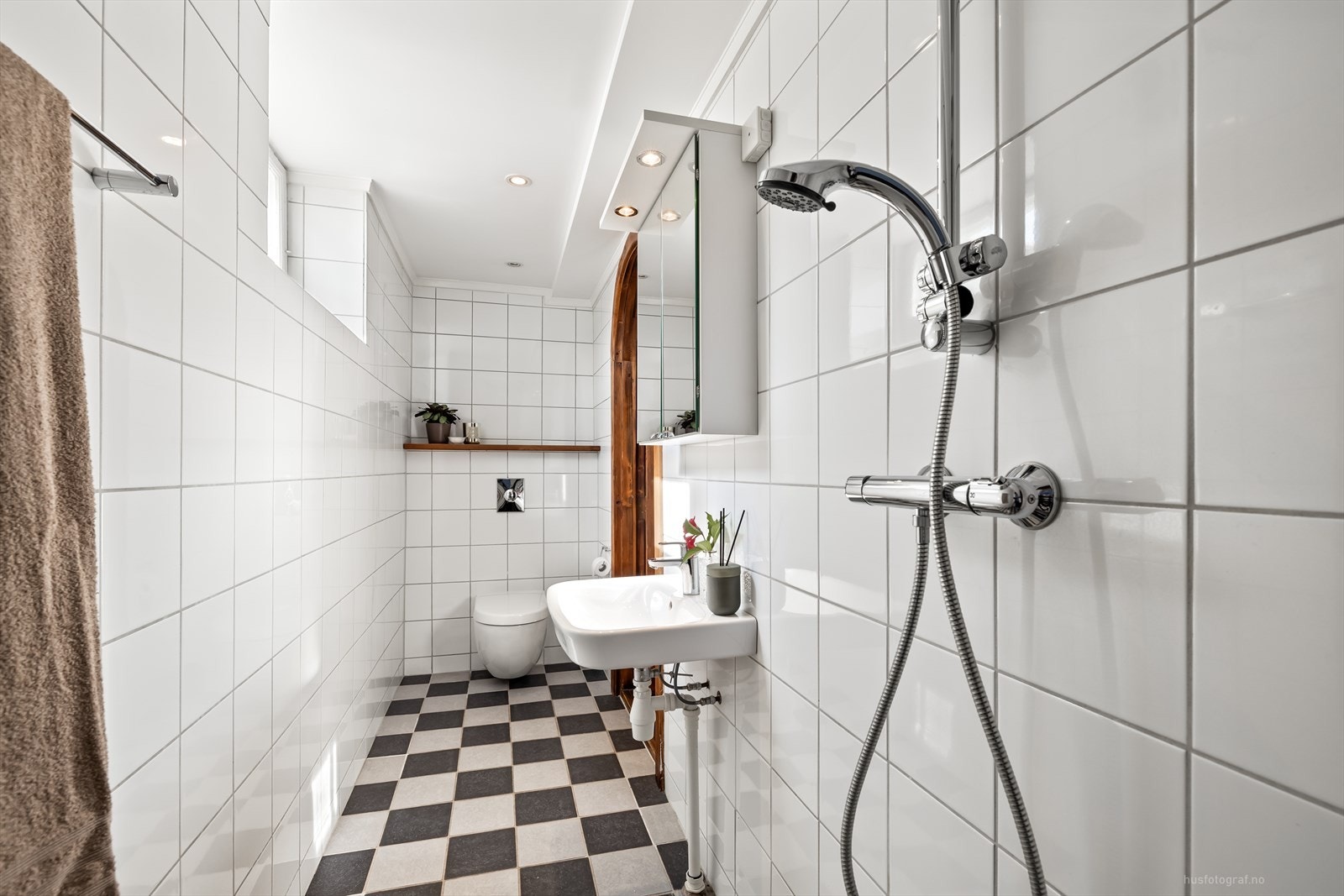 Bad med dusj, vegghengt wc og servant. Galleribilde