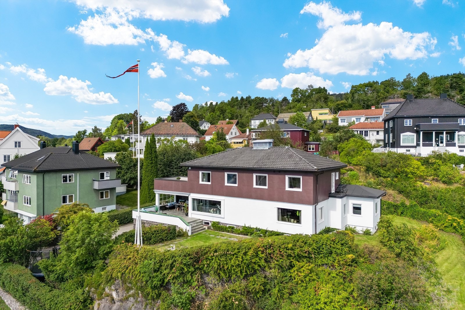 Solbakken 43 har en helt spesiell plass i Drammens bybilde som arkitekten Bjarne Thinn Syvertsens stolte verk. Galleribilde