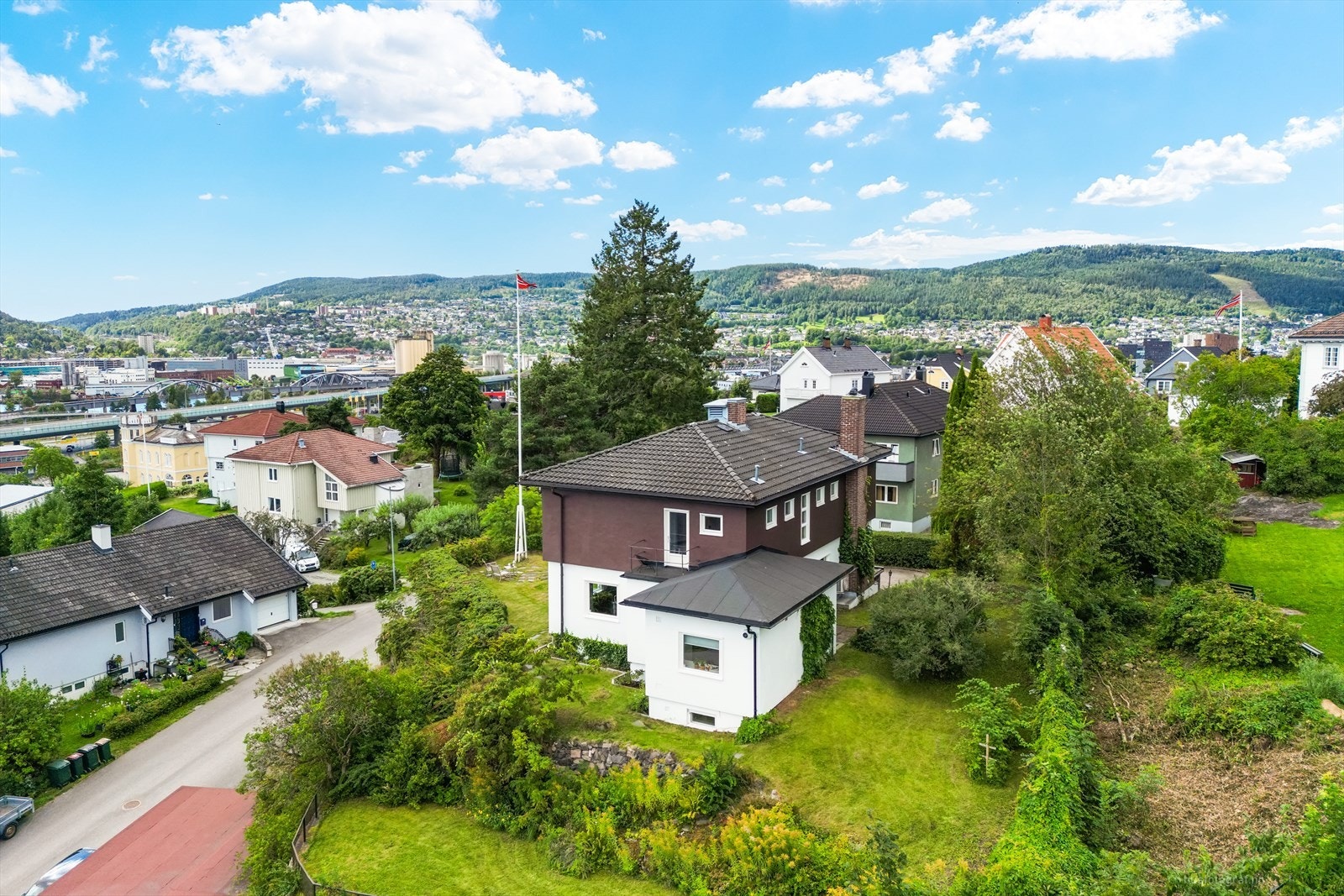 Stilfull, arkitekttegnet og anerkjent funkisvilla med herlig fjordutsikt! Galleribilde