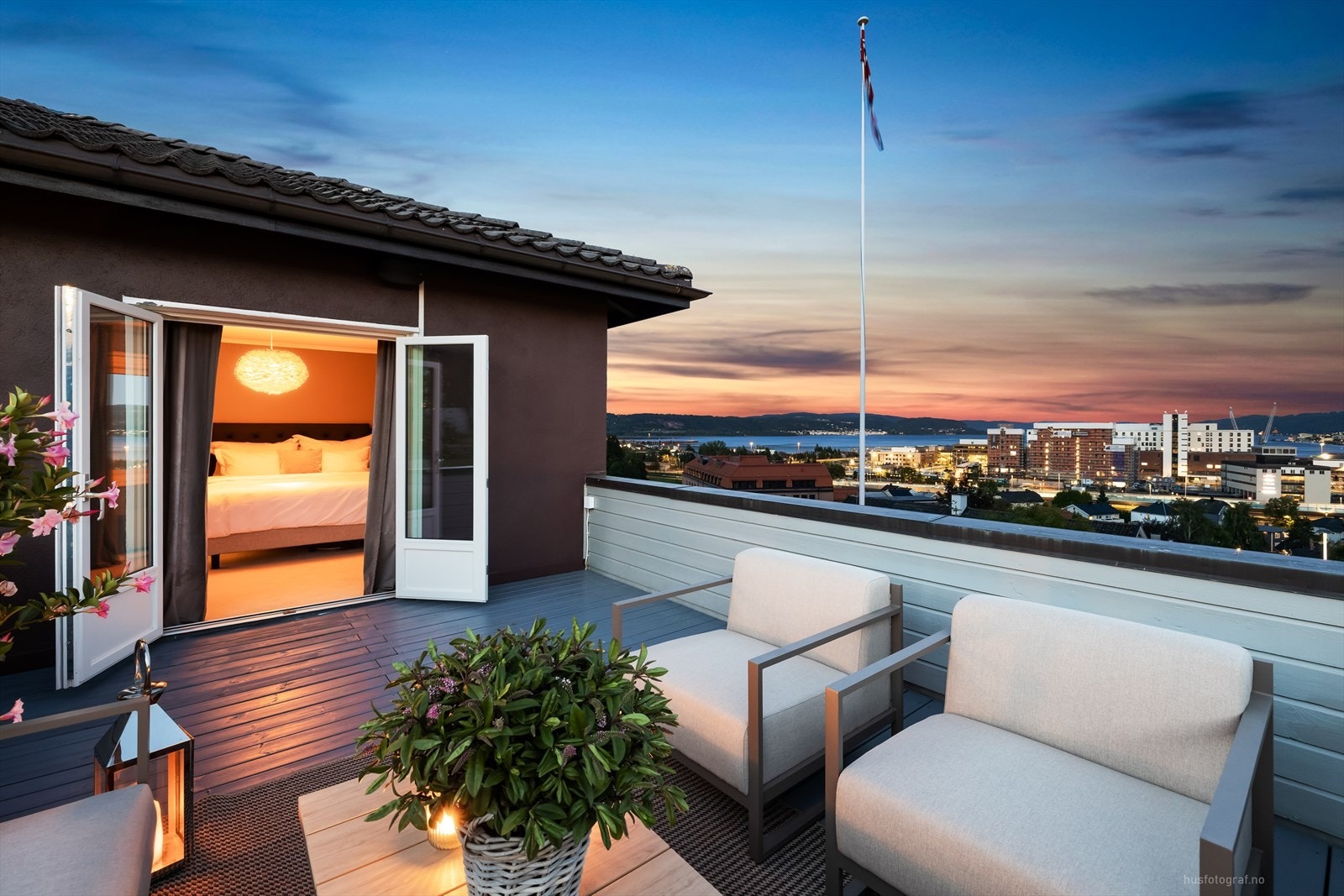 Her kan man usjenert nyte utsikten mot fjorden og det nye sykehuset. Galleribilde