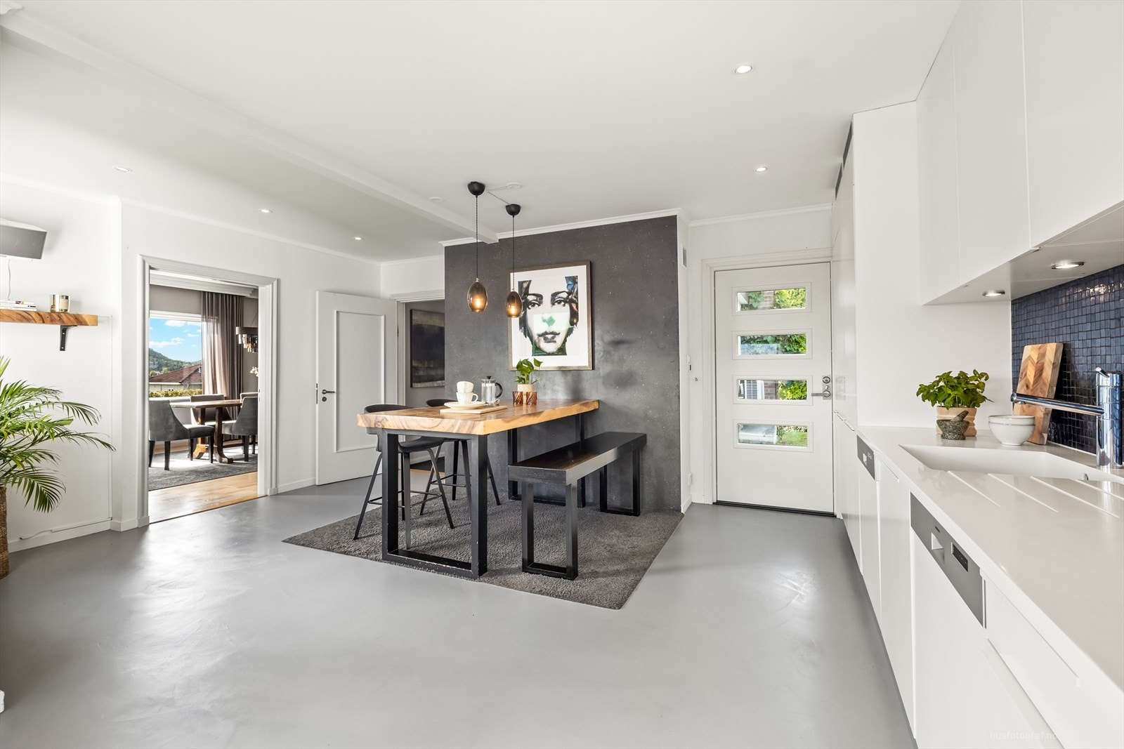 Åpent og lyst kjøkken med sosial spiseplass. Galleribilde