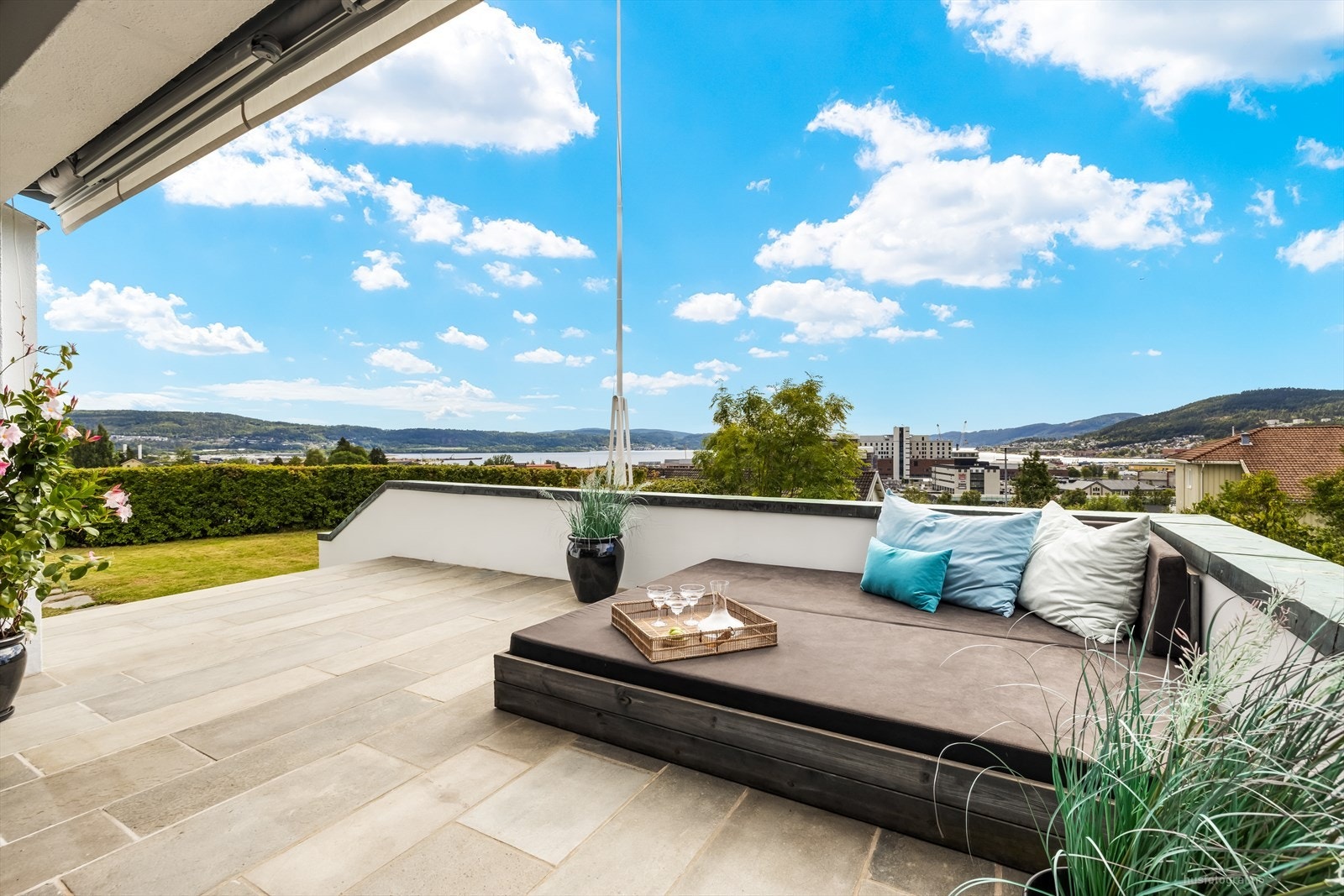 Det er montert praktisk markise på terrassen. Galleribilde