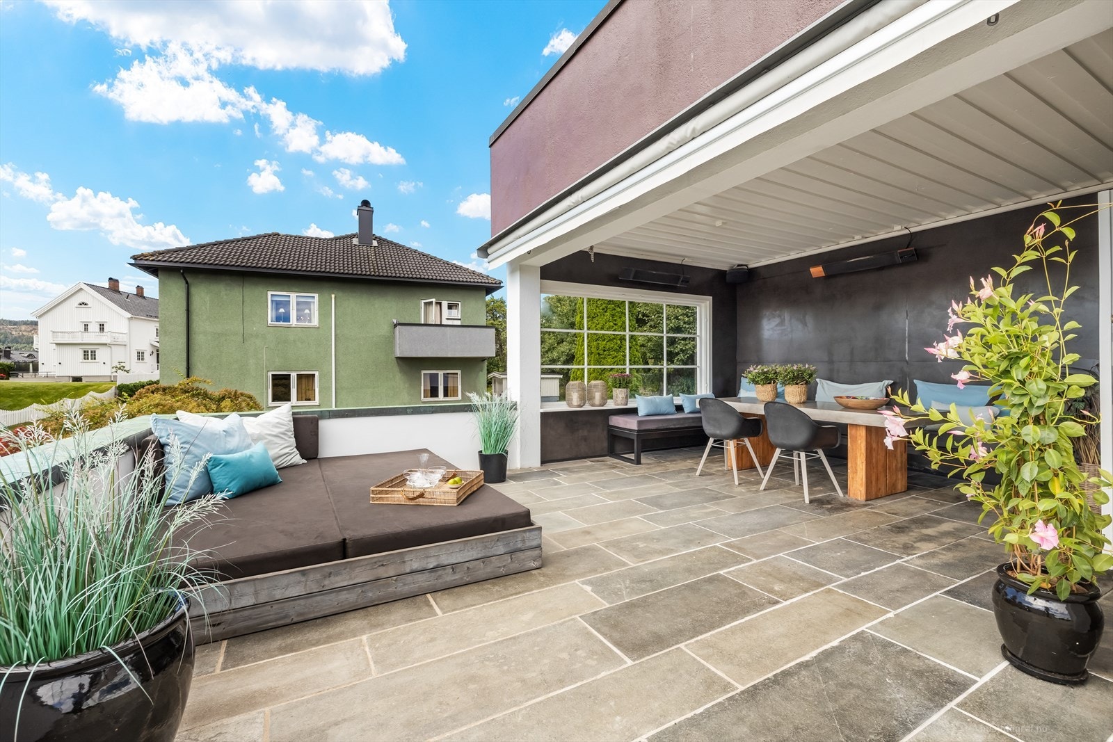 Stor terrasse - her kan venner og familie samles i hyggelige lag. Galleribilde