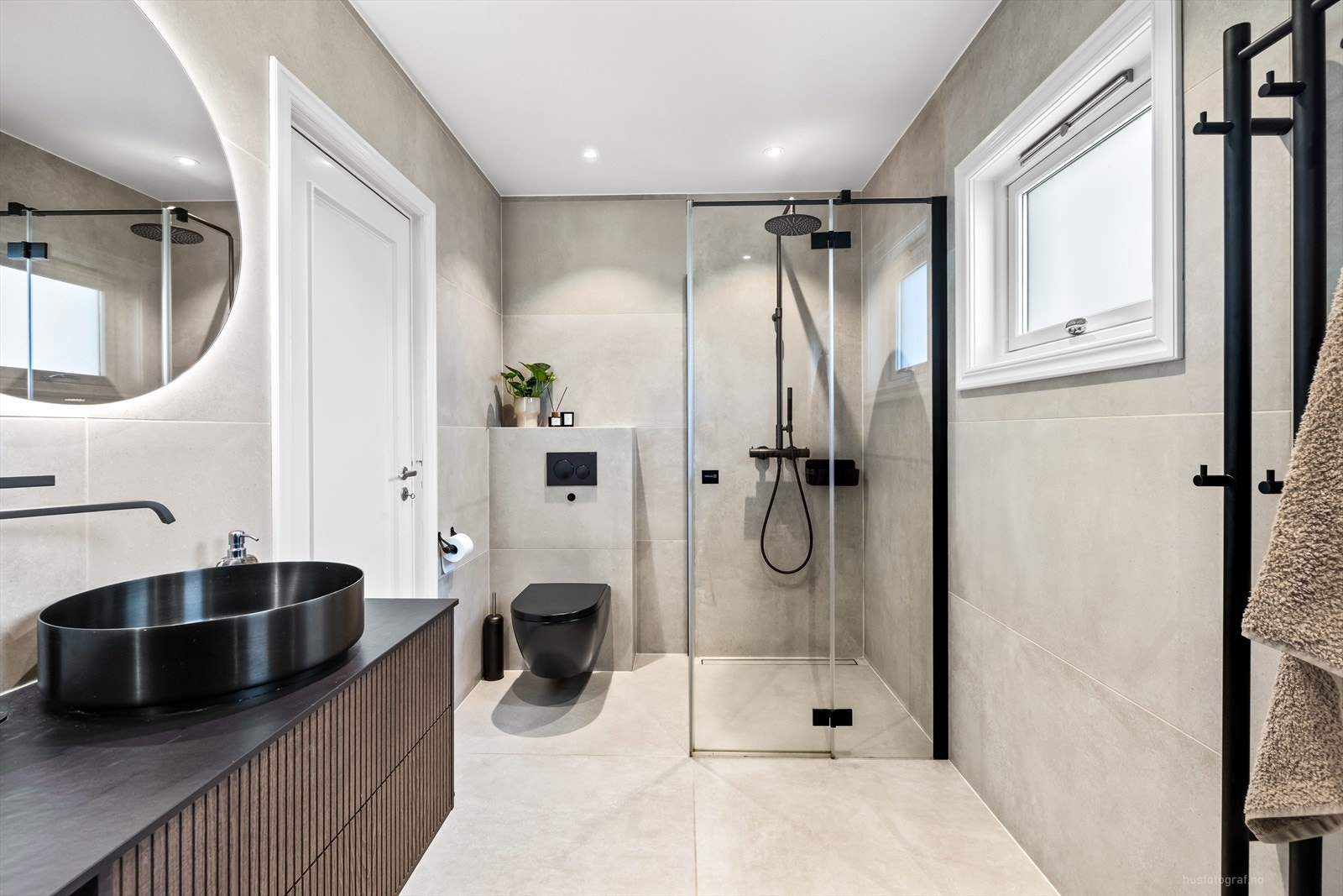 To toppmonterte servanter med underskap. Dusjhjørne og vegghengt wc. Galleribilde