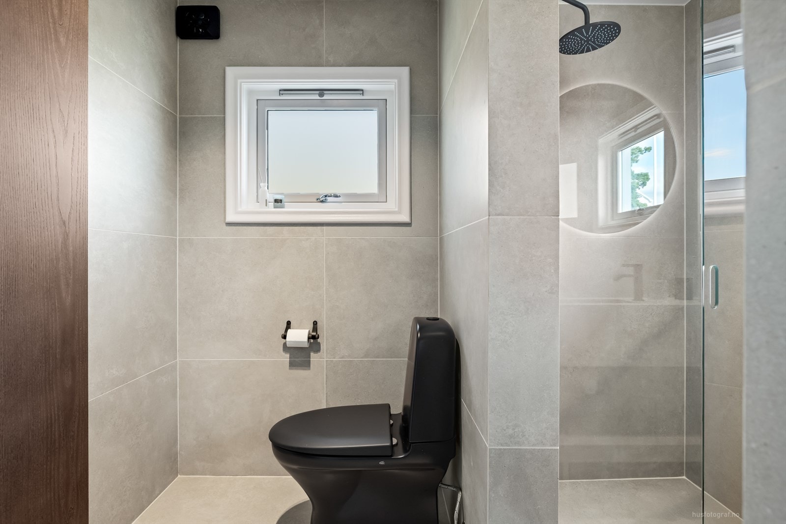 Flislagt bad med dusjhjørne, wc og servant. Galleribilde