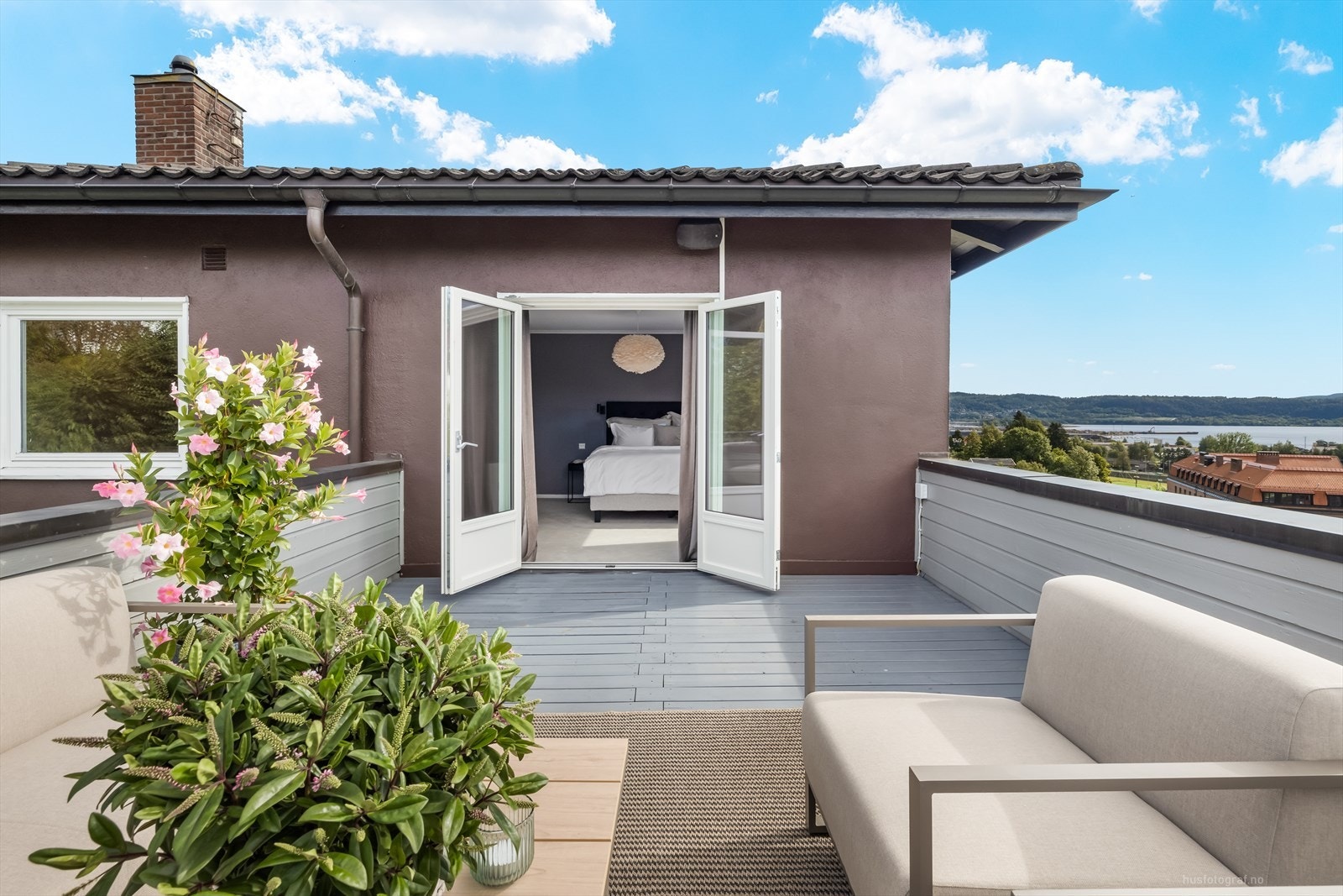 Stor, sydvendt veranda med utgang fra hovedsoverommet. Galleribilde