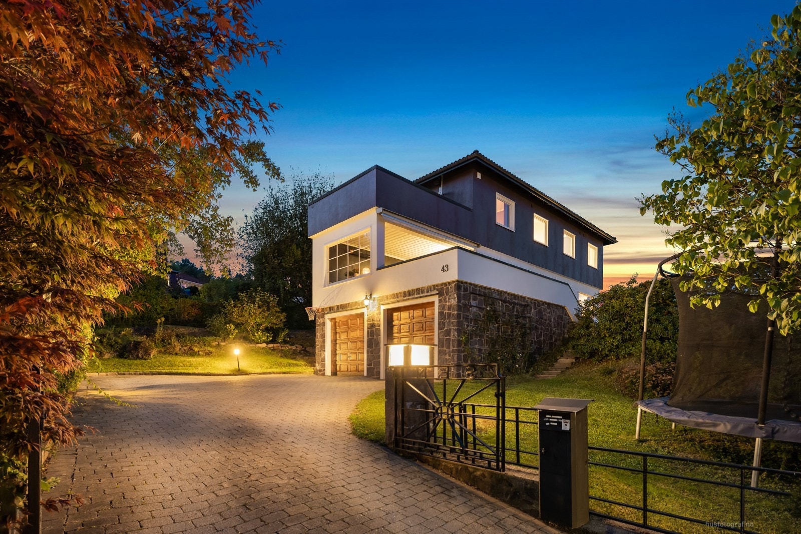 Bak smijernsporten er innkjøringen/gårdsplassen pent opparbeidet med belegningsstein og skiferheller. Galleribilde